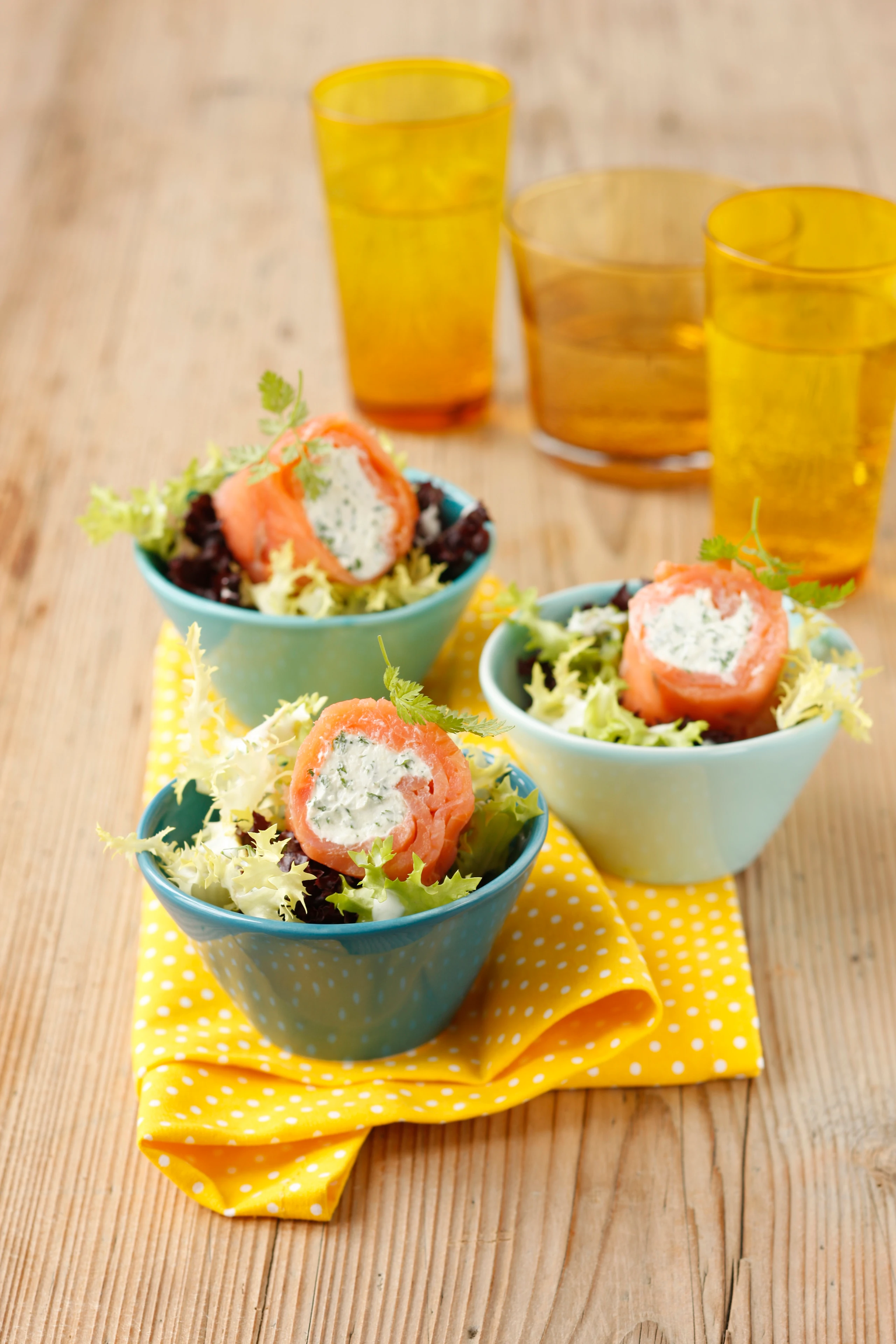 Lachsröllchen mit Kerbel-Krenfülle und Kräutersalat