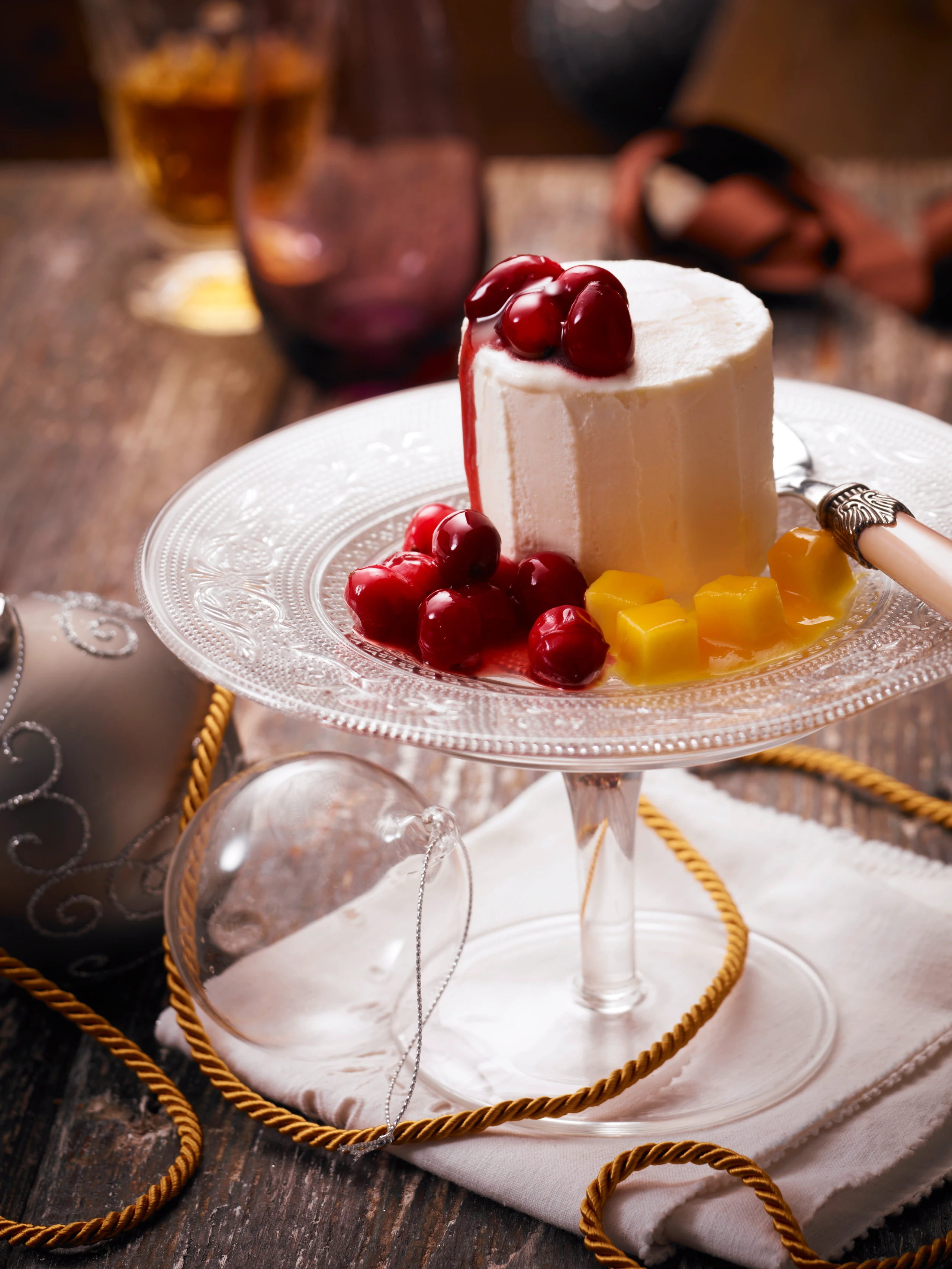Kardamom-Honigparfait mit Cranberries und Mango