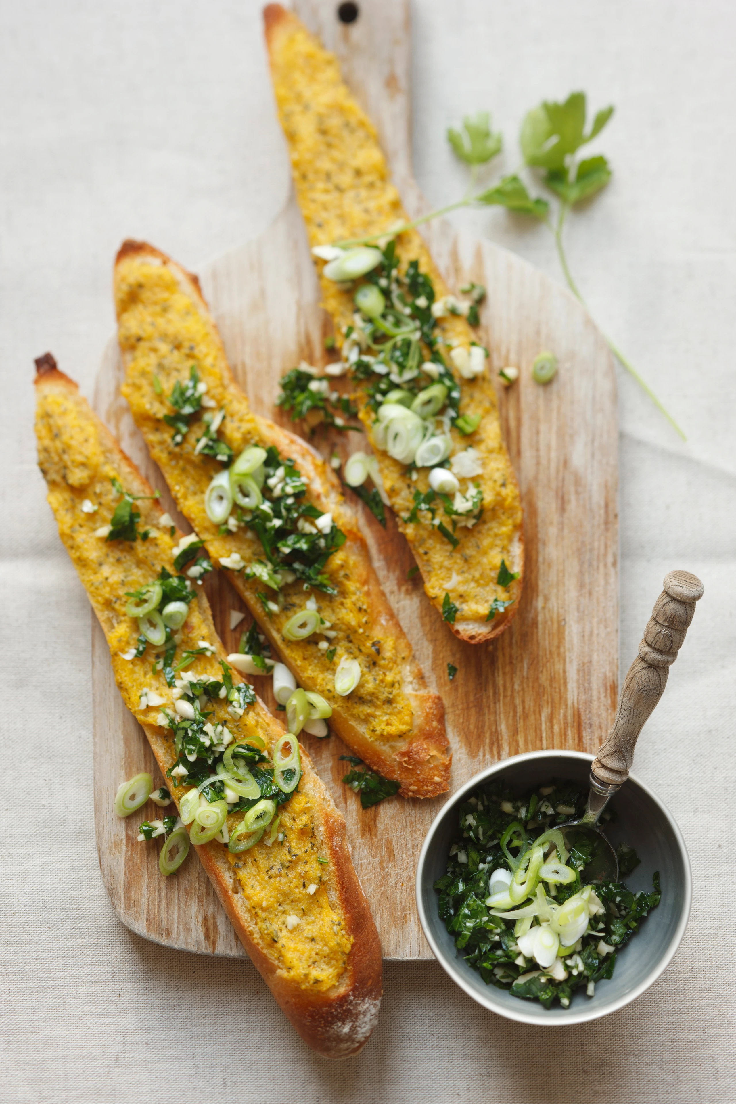 Kürbisbrote mit Petersil-Pesto
