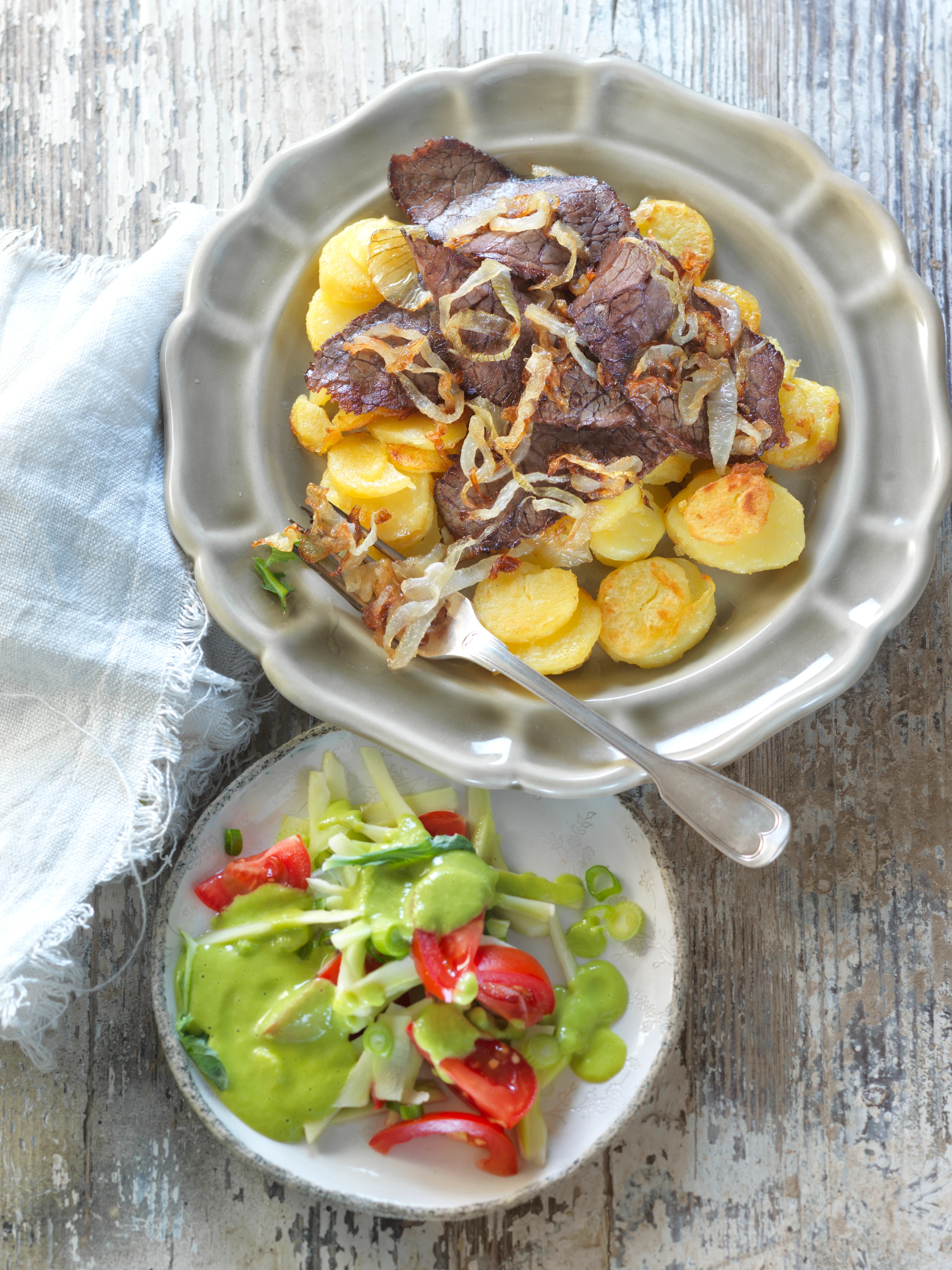 Zwiebelfleisch mit Braterdäpfeln