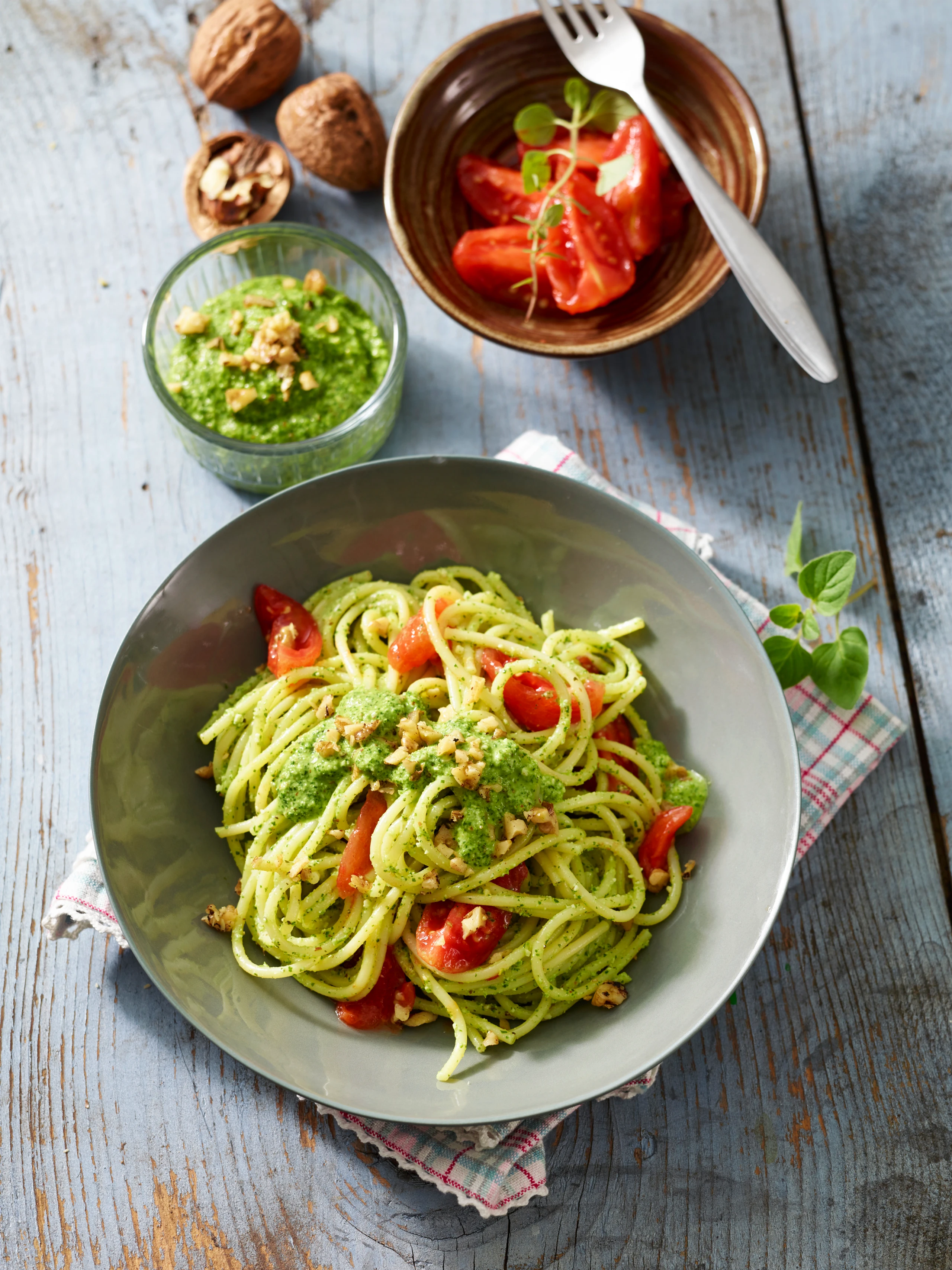 Paradeis-Spaghetti mit Walnuss-Basilikumpesto