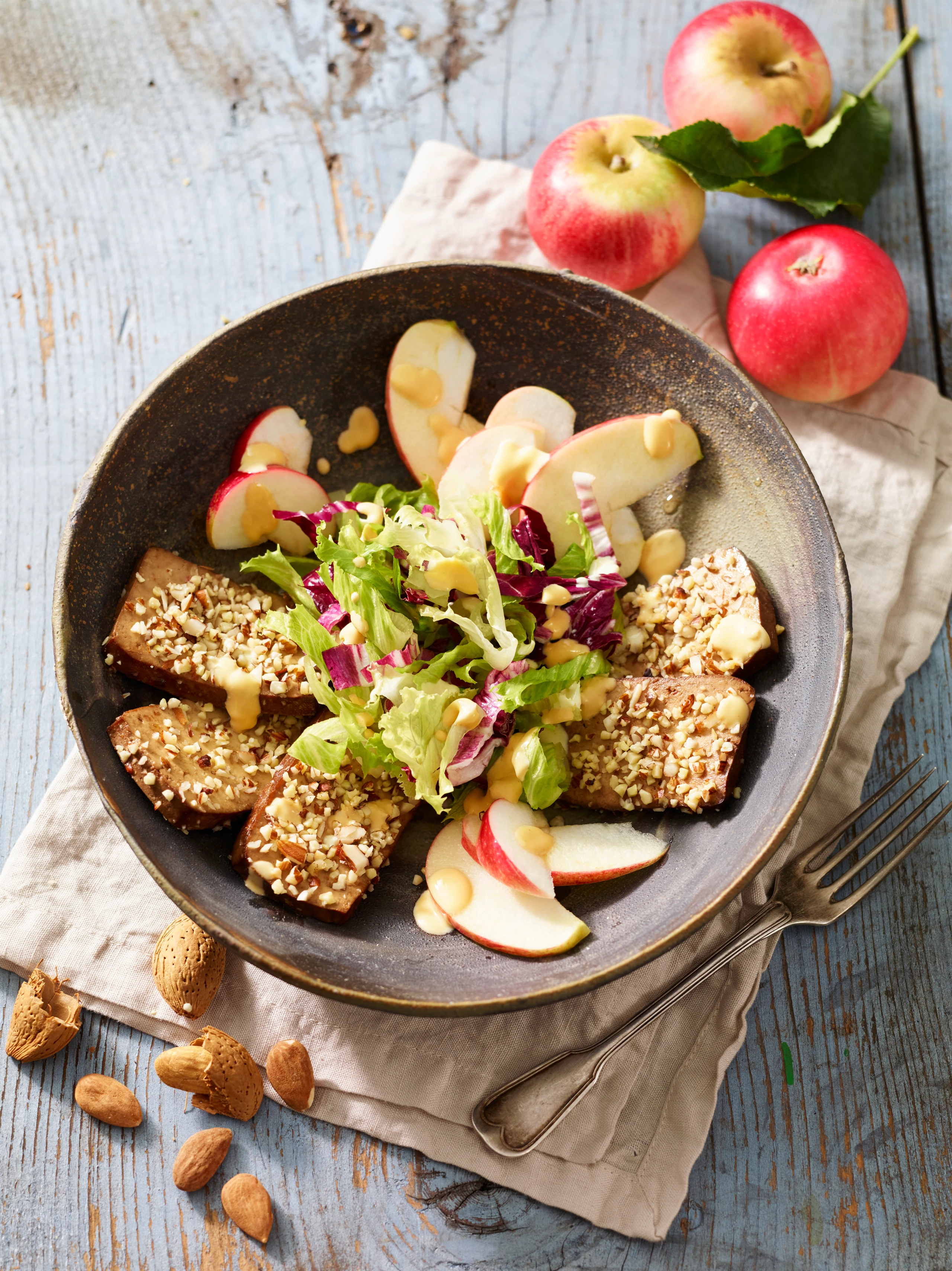 Mandel-Tofu mit Apfel und Salat