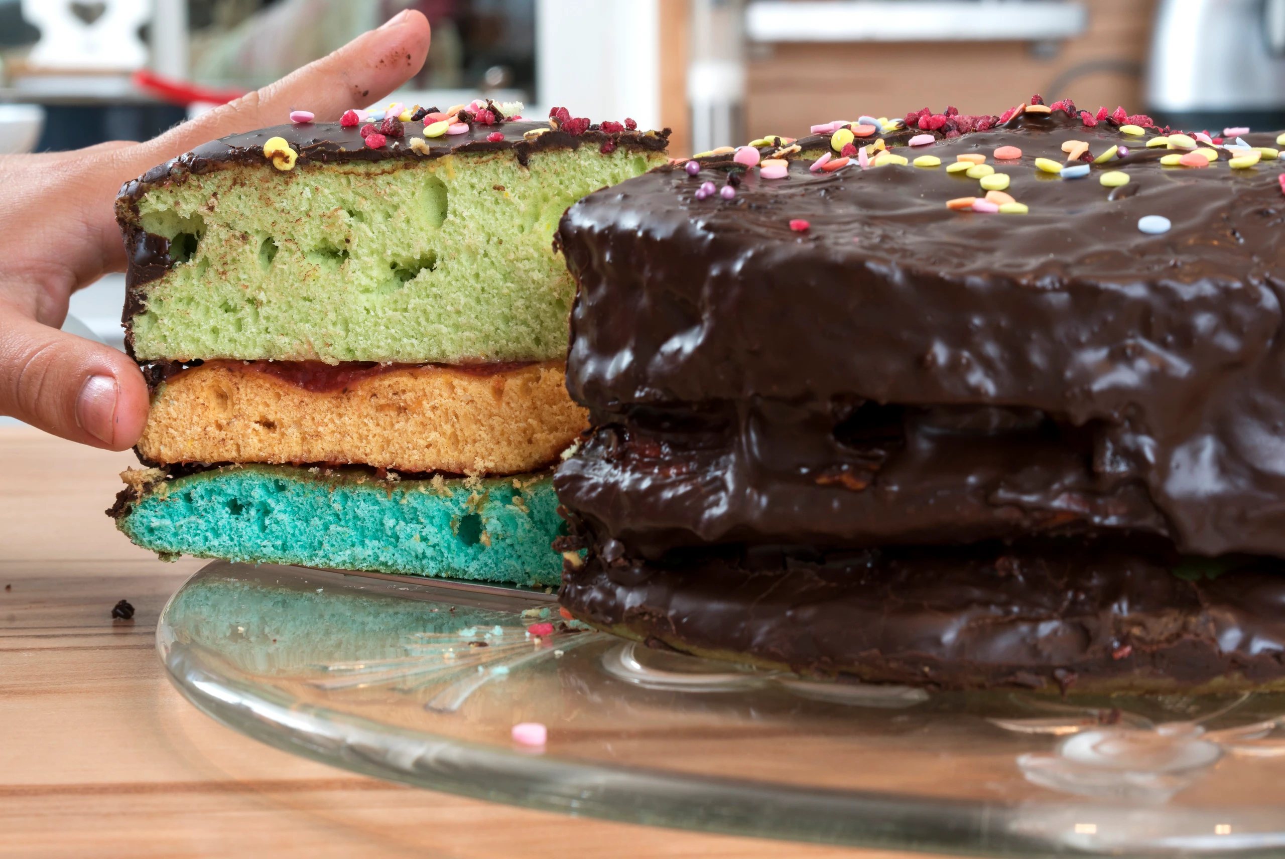 Bunt gestreifter Becherkuchen