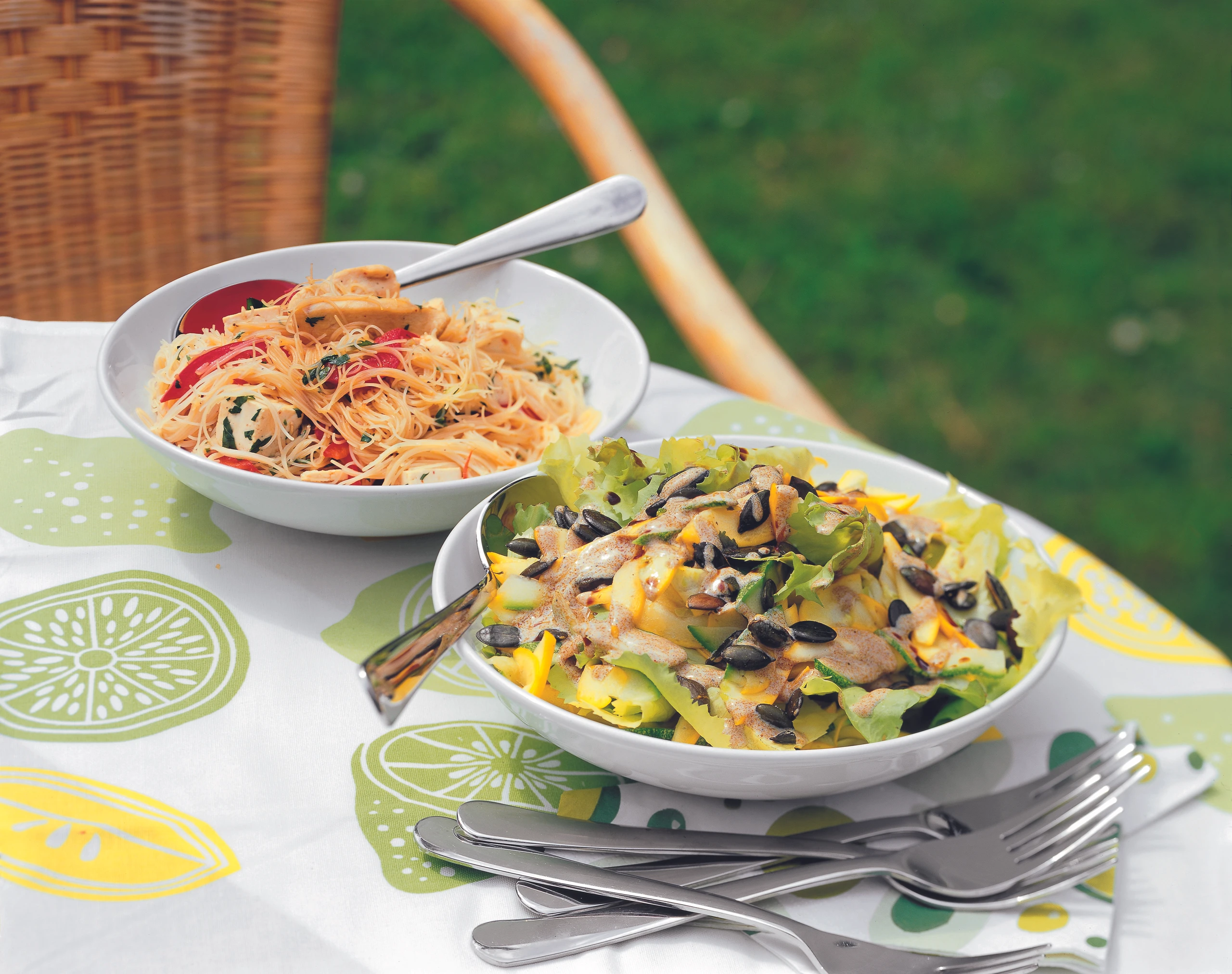 Zucchini-Rahmsalat mit Kürbiskernen