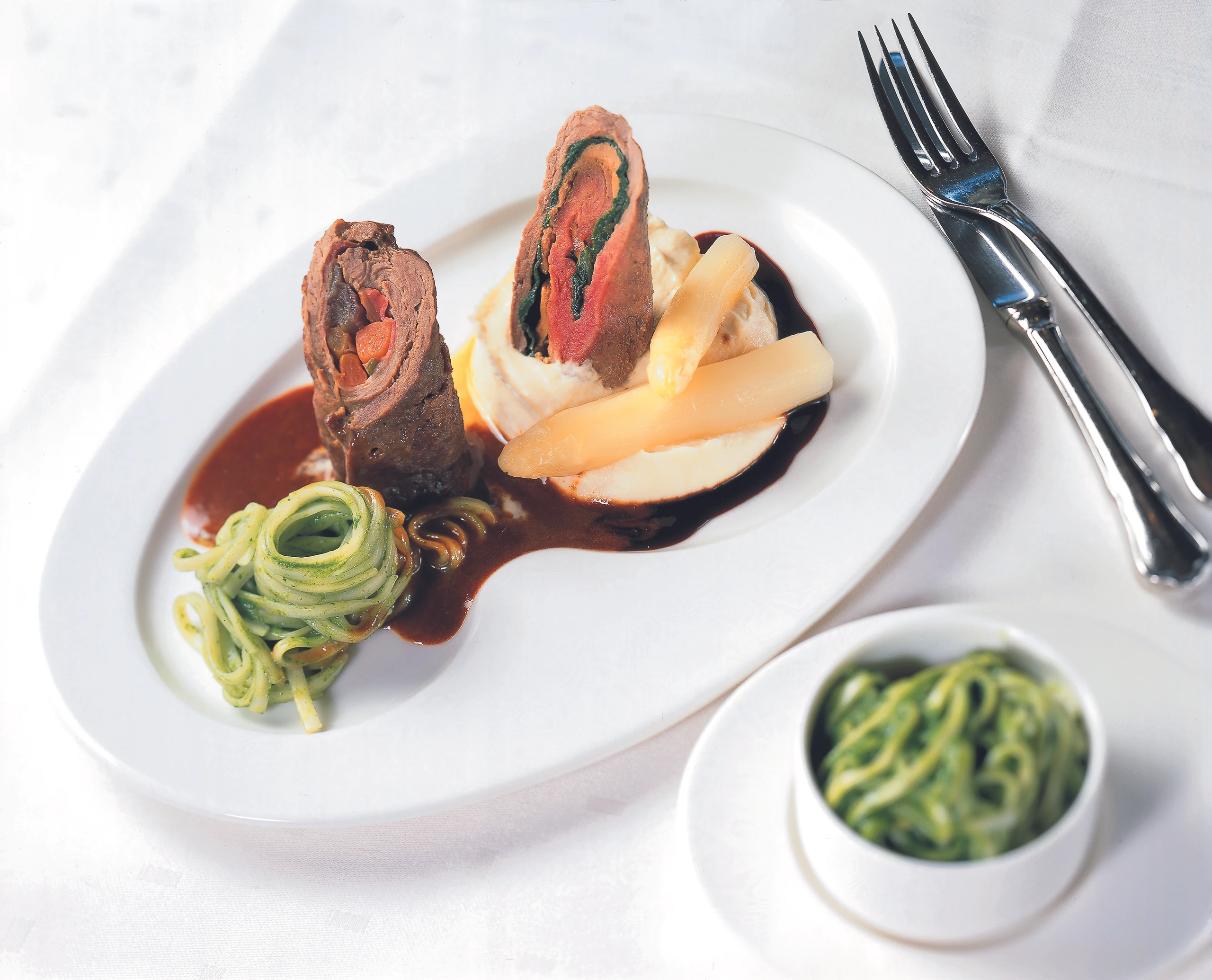 Rindsroulade gefüllt mit Spinat und Gänseleber, dazu Topinamburpüree