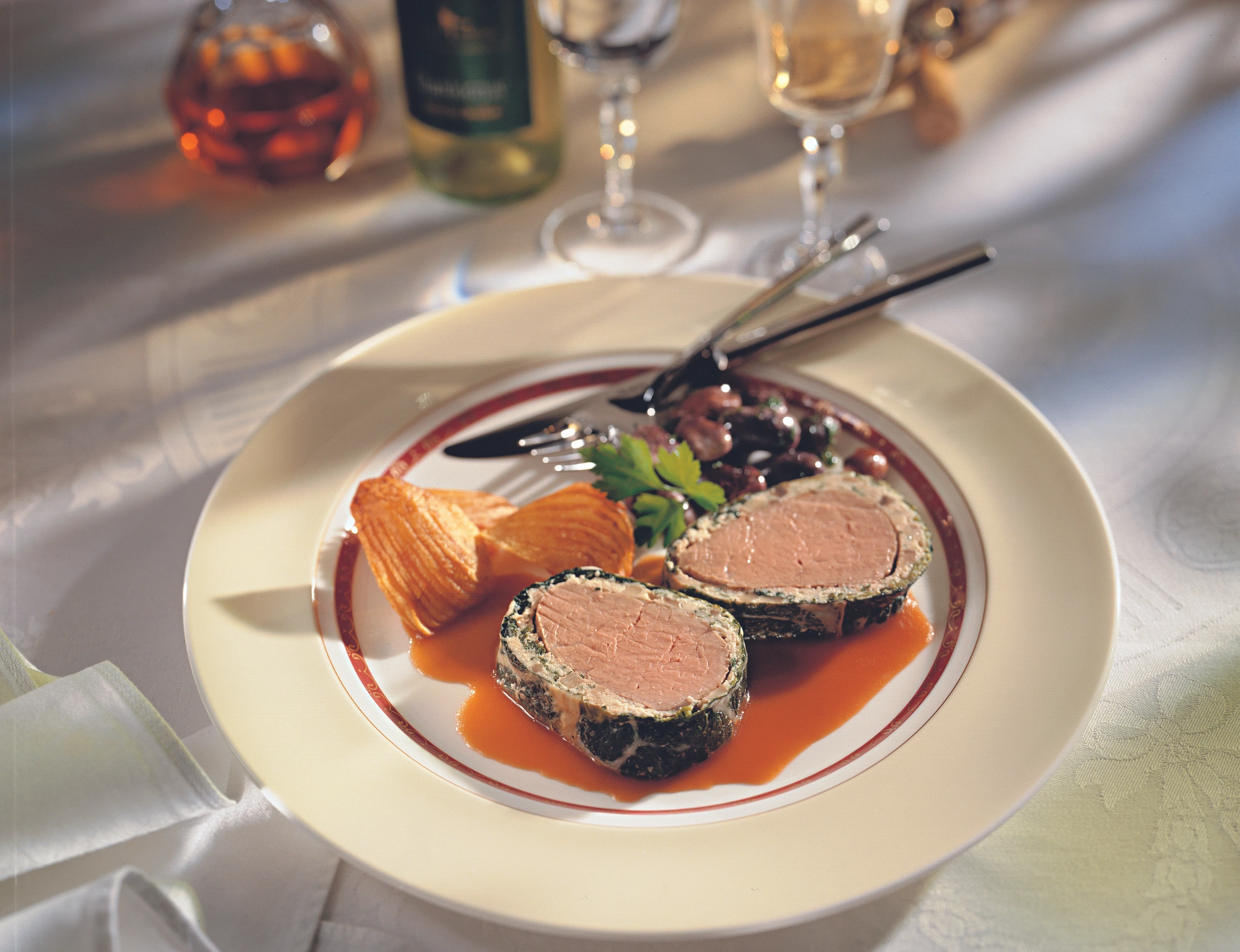 Kalbsfilet im Kohlmantel mit Madeirasauce