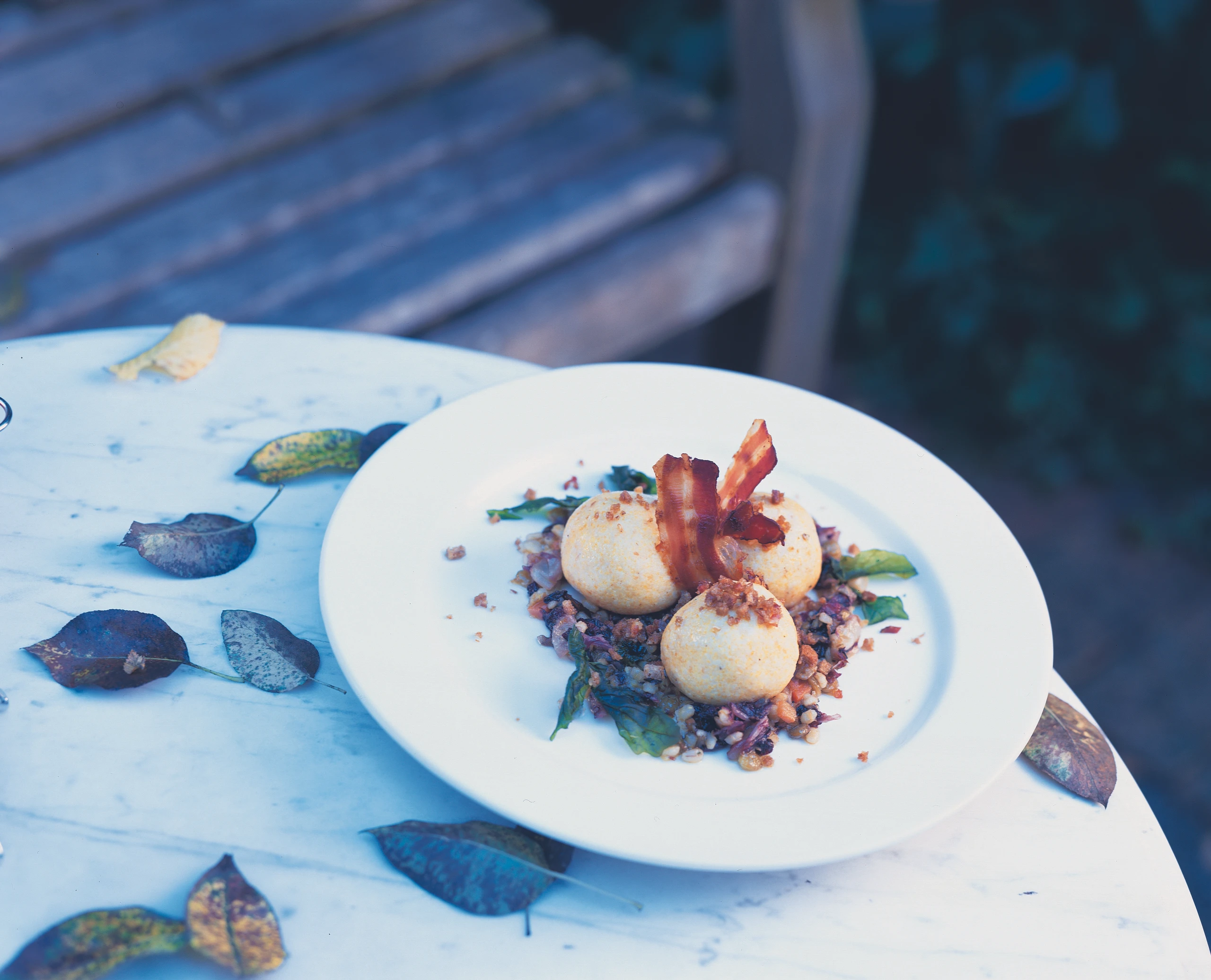 Polenta-Käseknödel mit Radicchio-Linsen-Gerstengemüse