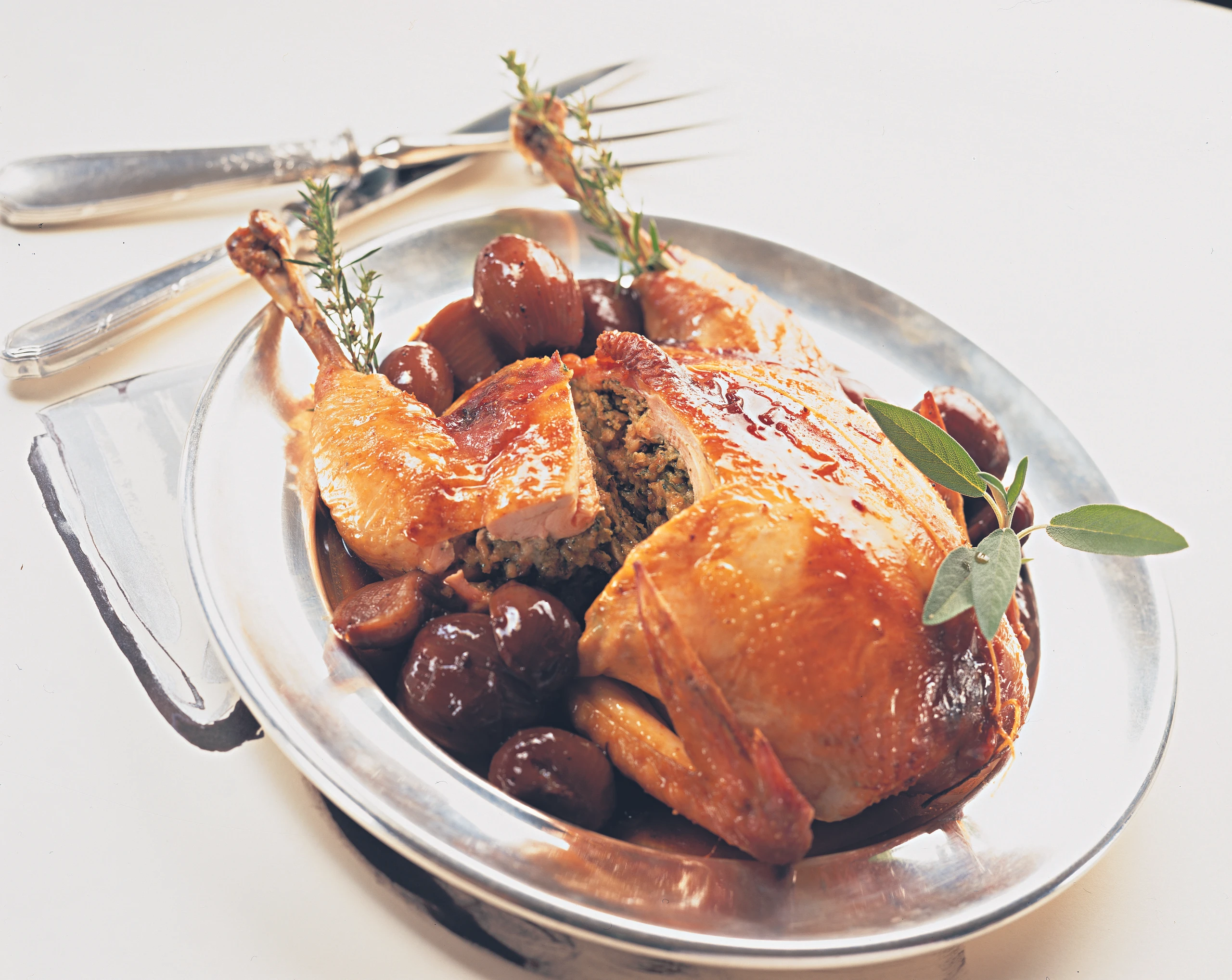 Gefülltes Maishendl mit Rotwein-Zwiebeln