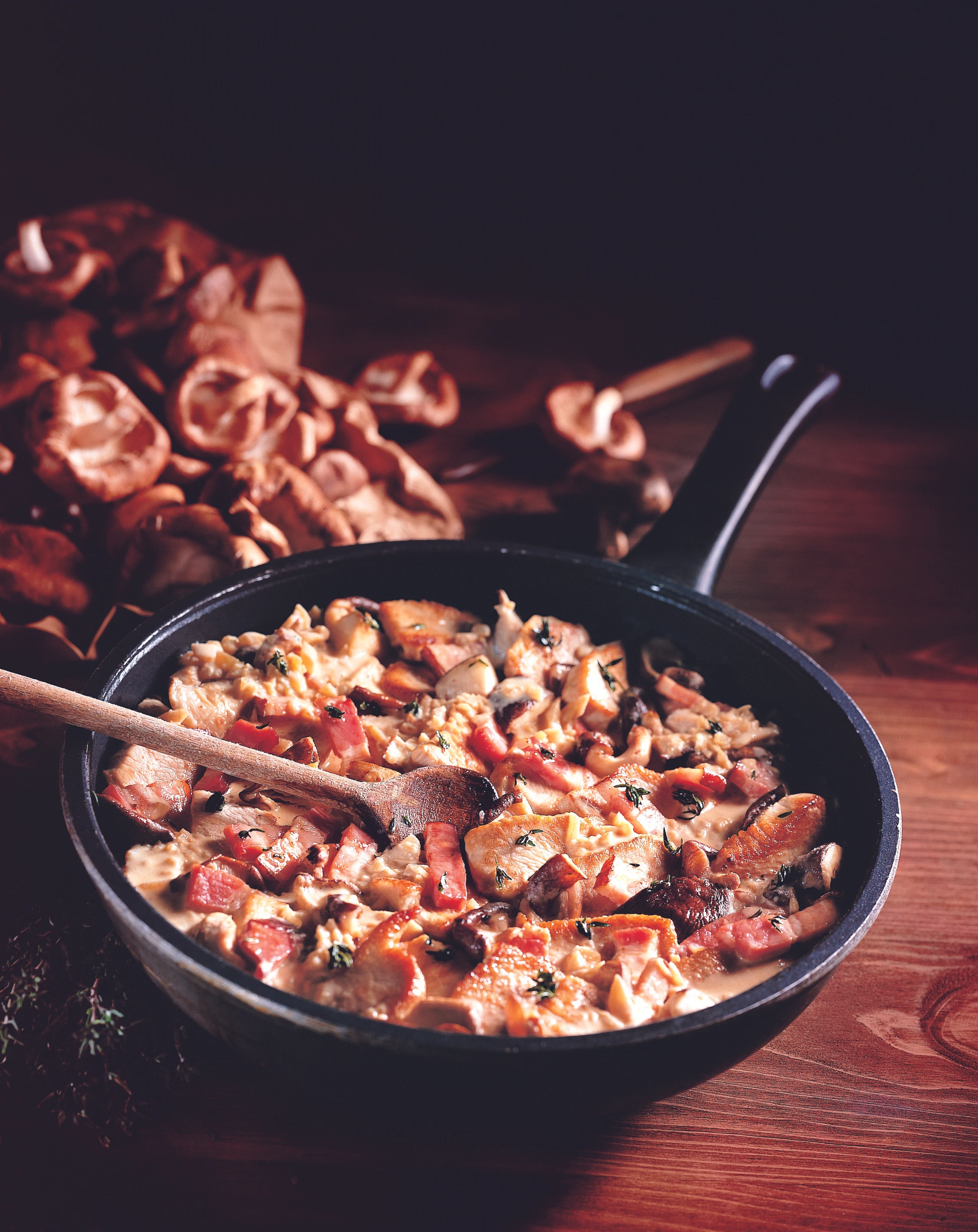 Putenstreifen mit Schwammerl-Speck-Sauce