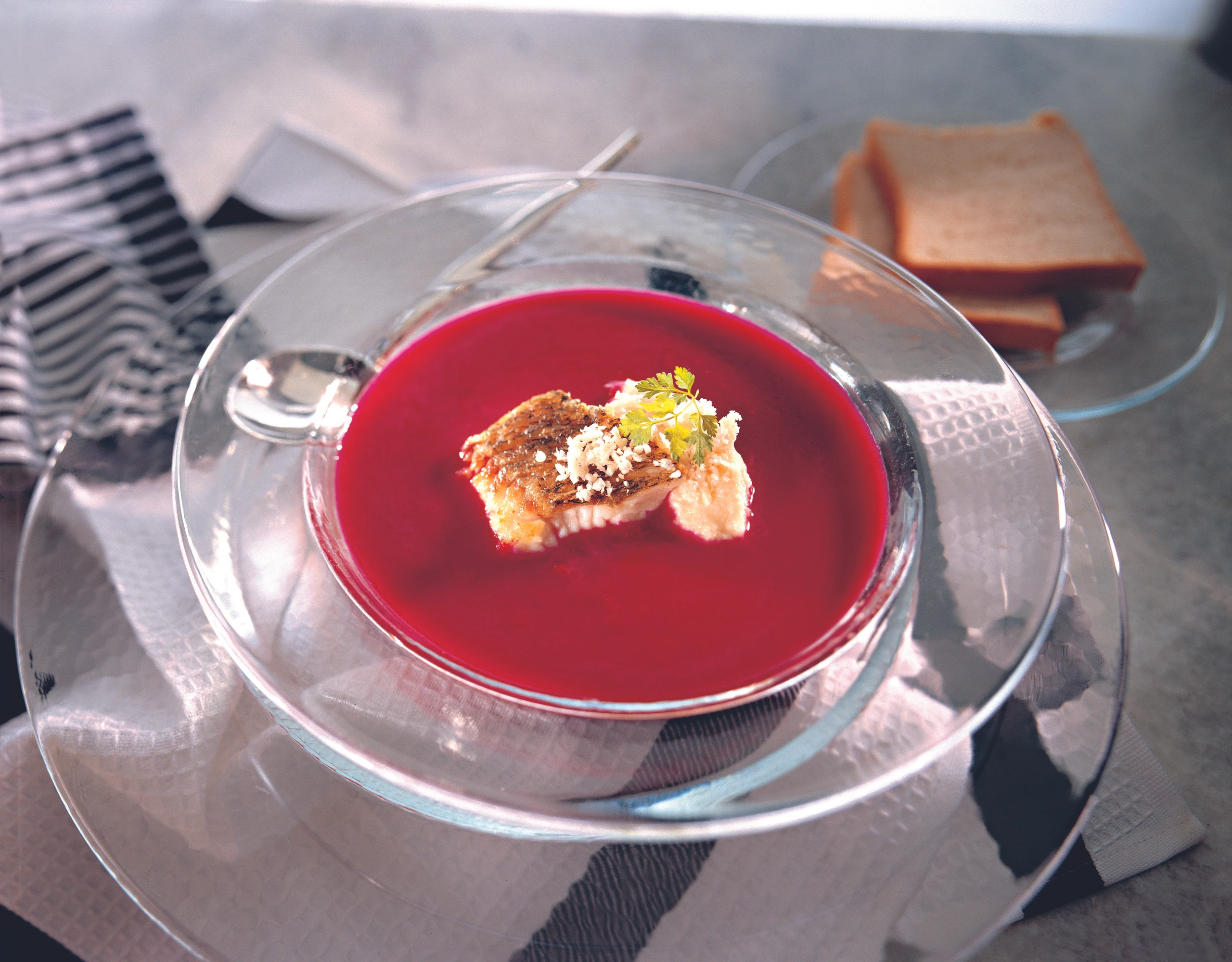 Rote Rübensuppe mit Zander und Krennockerln