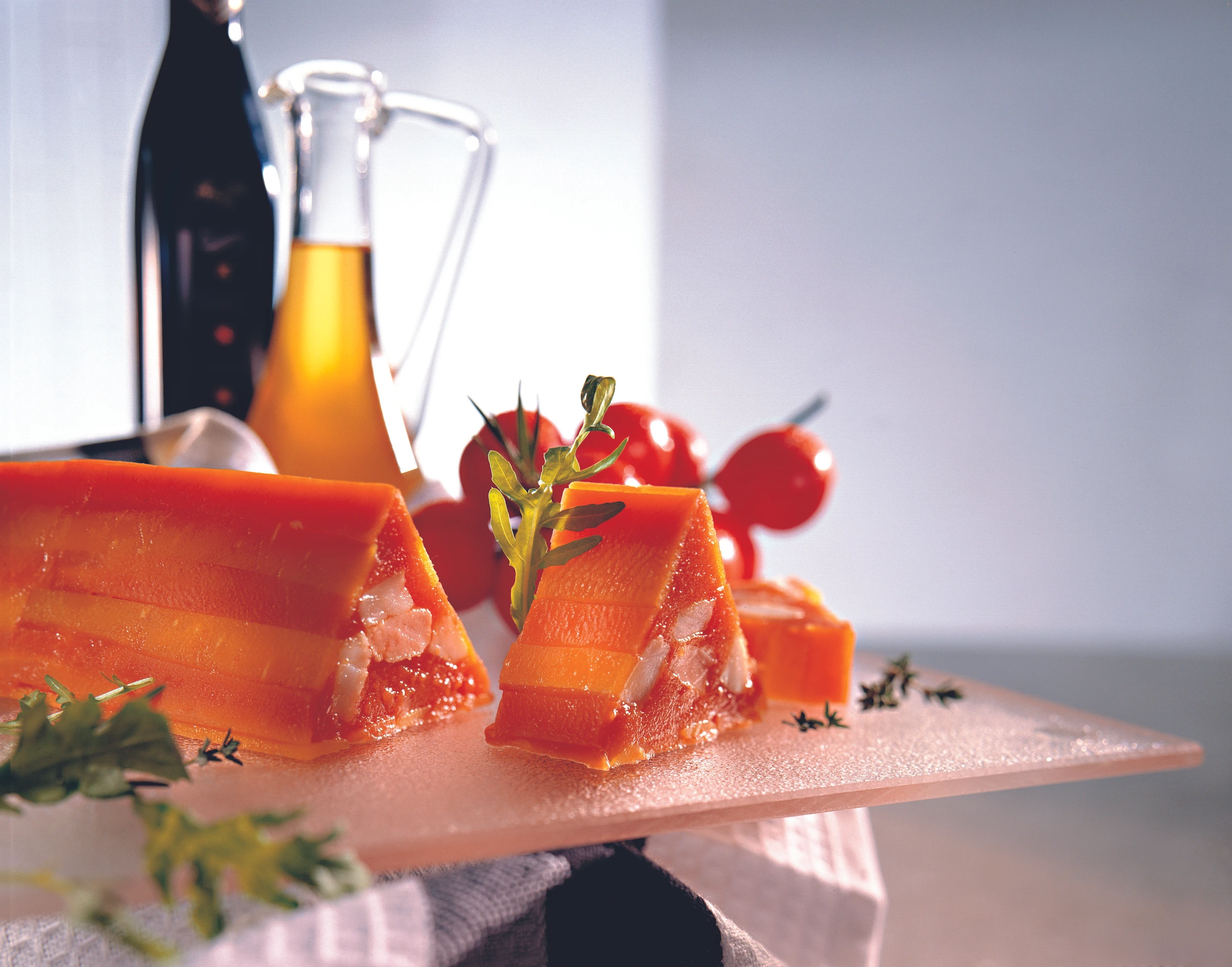 Paradeisterrine mit Lachs und Seeteufel