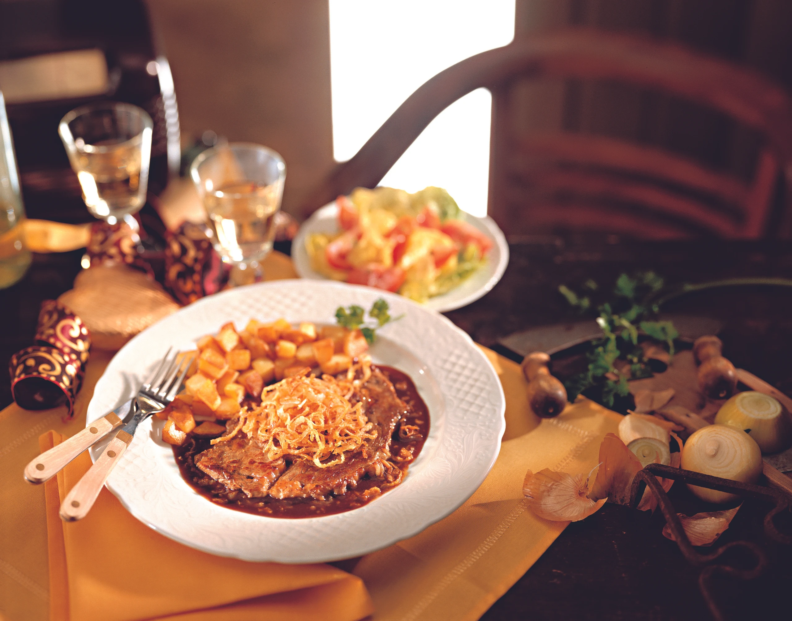 Zwiebelrostbraten mit Erdäpfeln und Paradeisersalat