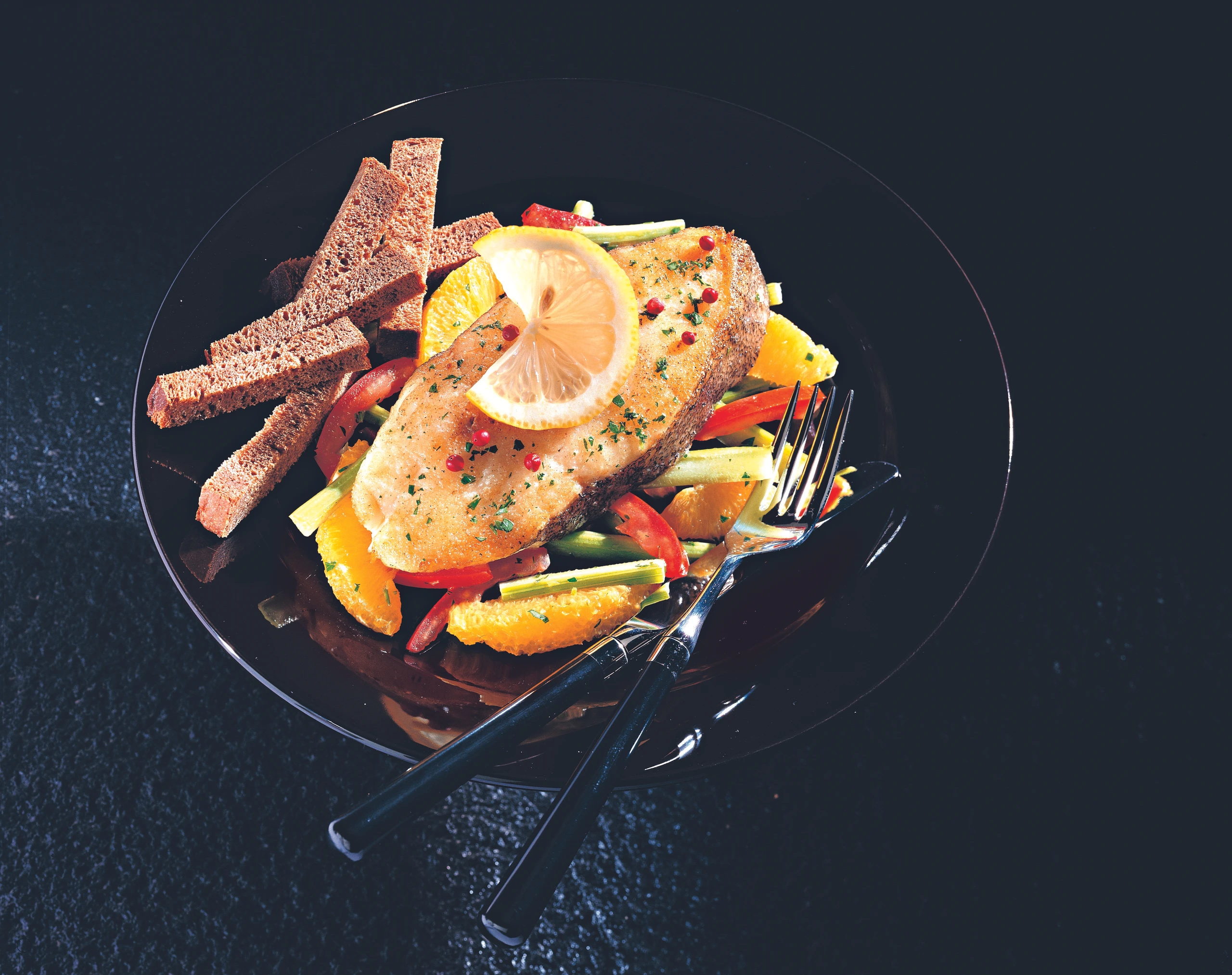 Heilbuttsteak mit Paradeiser-Orangen-Salat