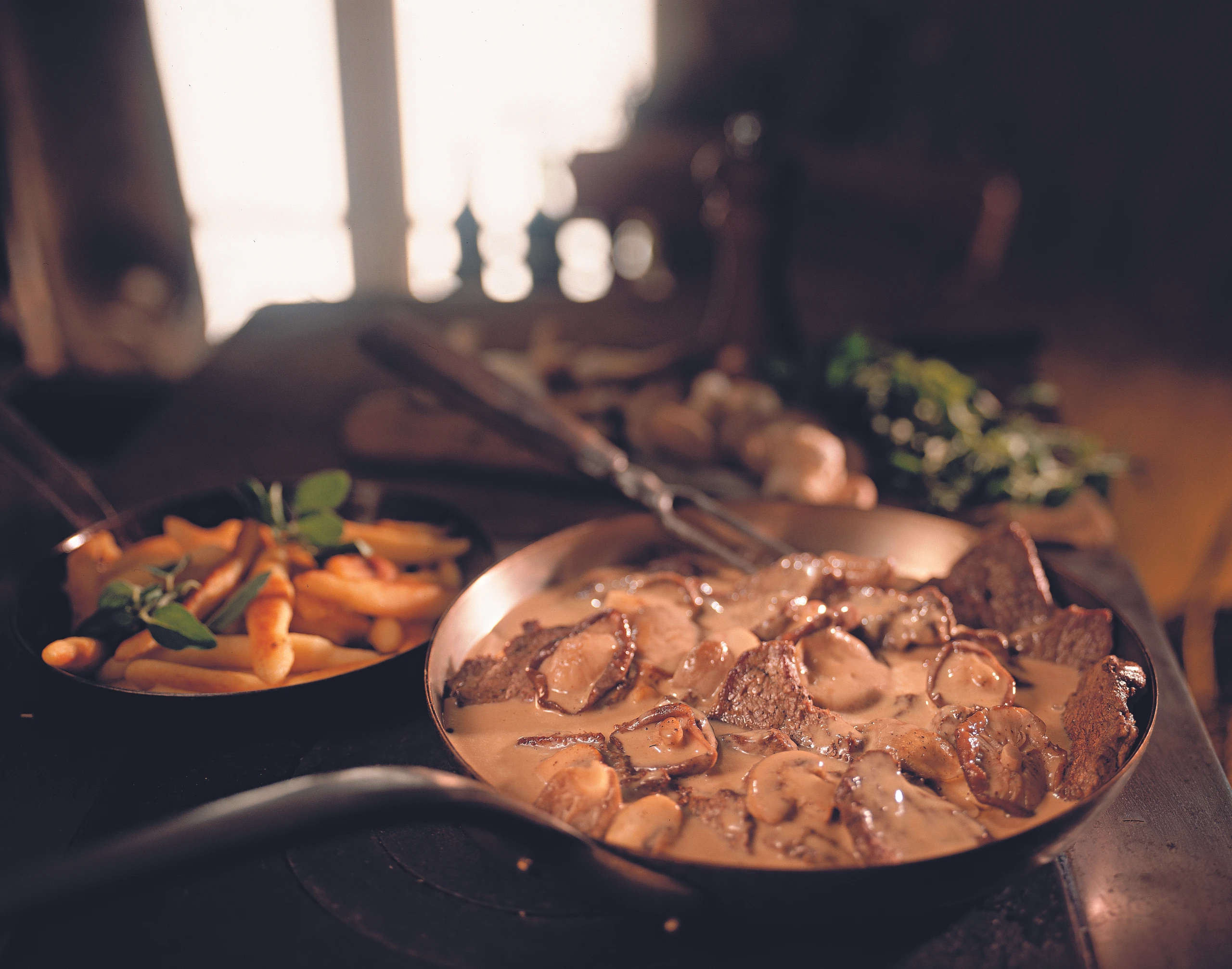 Rindsfiletscheiben mit Schwammerlsauce und gebratenen Erdäpfelnudeln