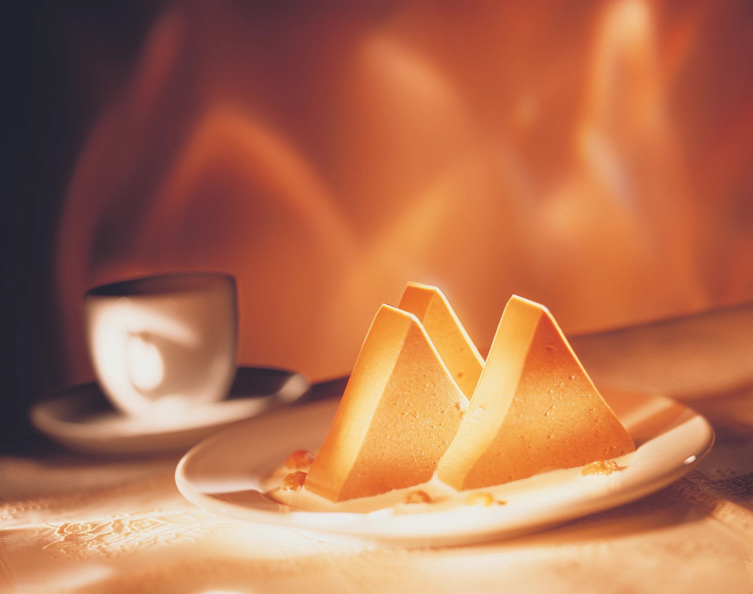 Kaffee-Terrine mit weißer Mokkasauce und Rumrosinen