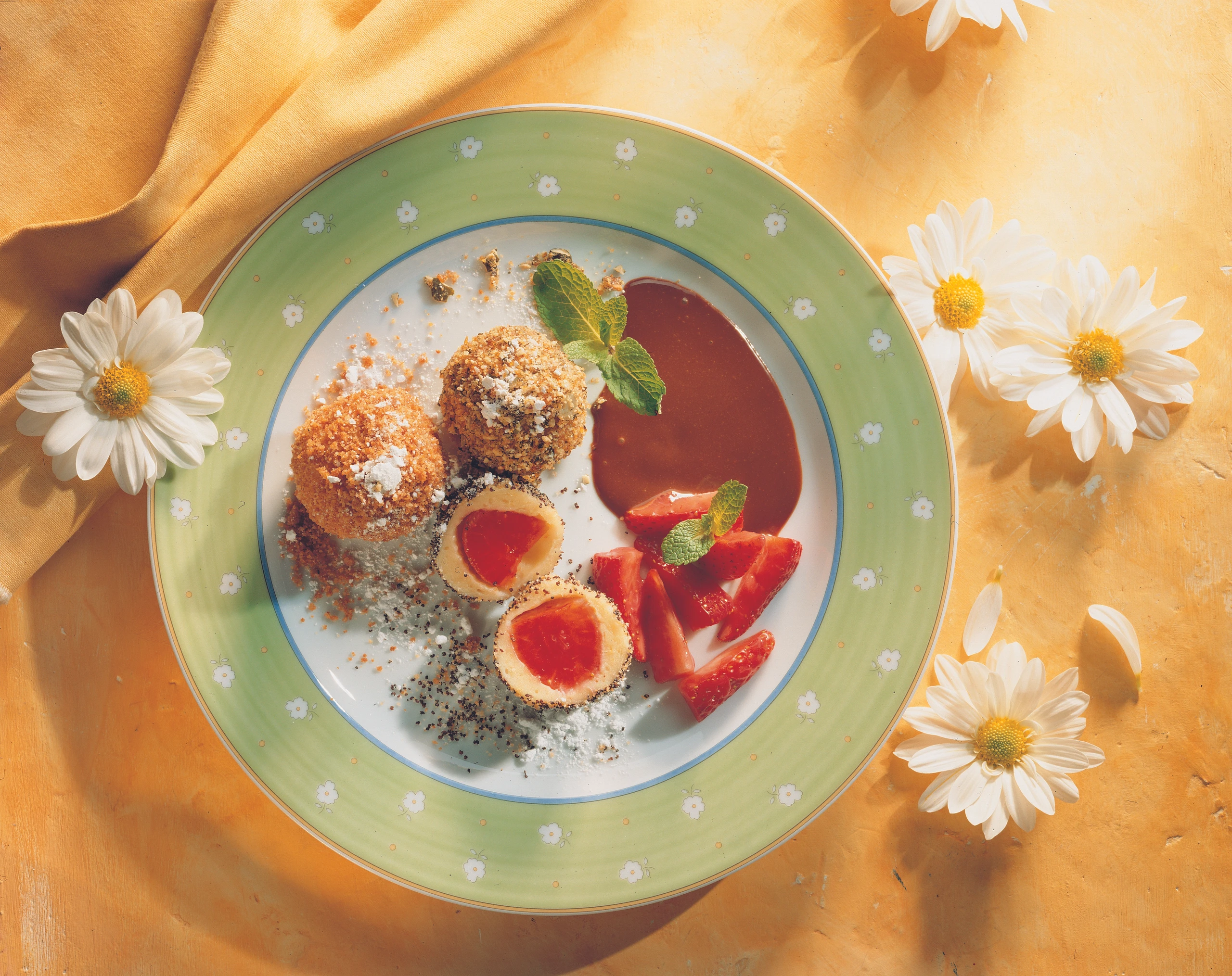 Erdbeerknödel mit Erdbeerragout und Schokolade-Nougatsauce