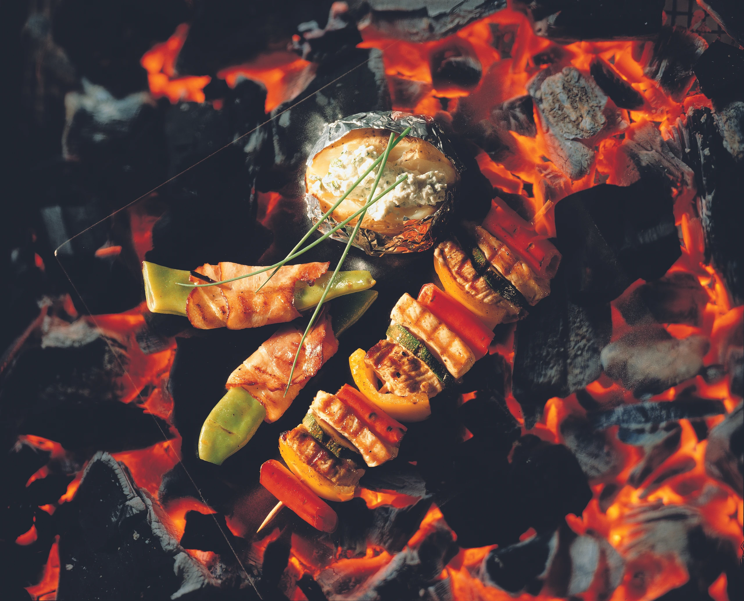 Fleischspieße mit Speck und Gemüse