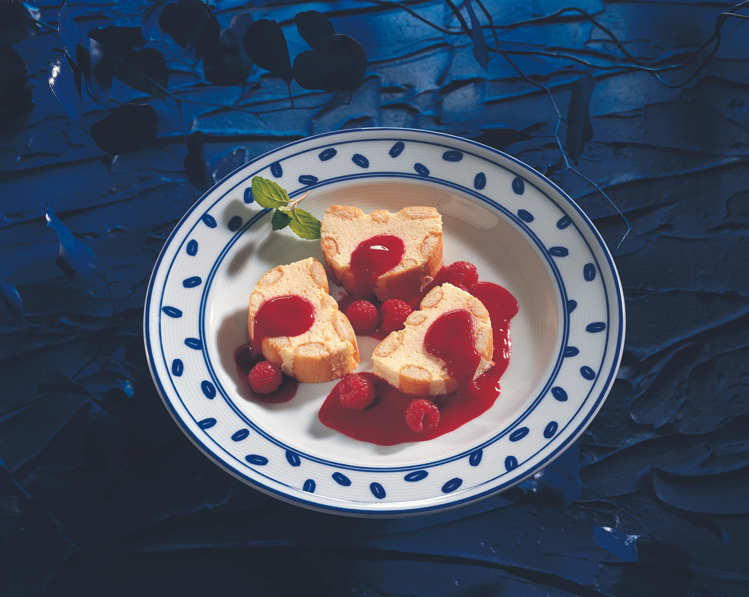 Zitronen-Cremeschnitten mit Himbeersauce