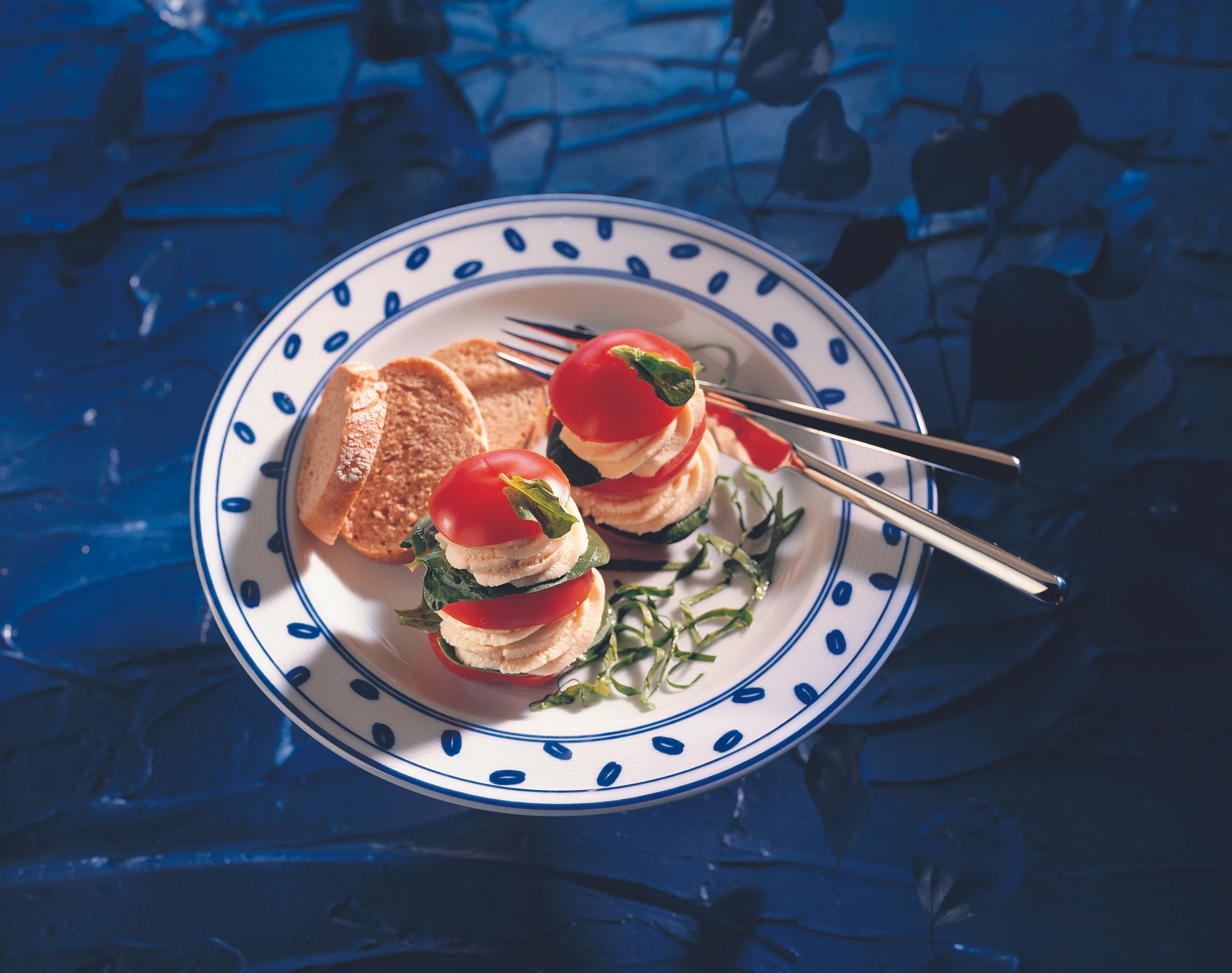 Paradeiser-Türmchen mit Räucherforellenmus