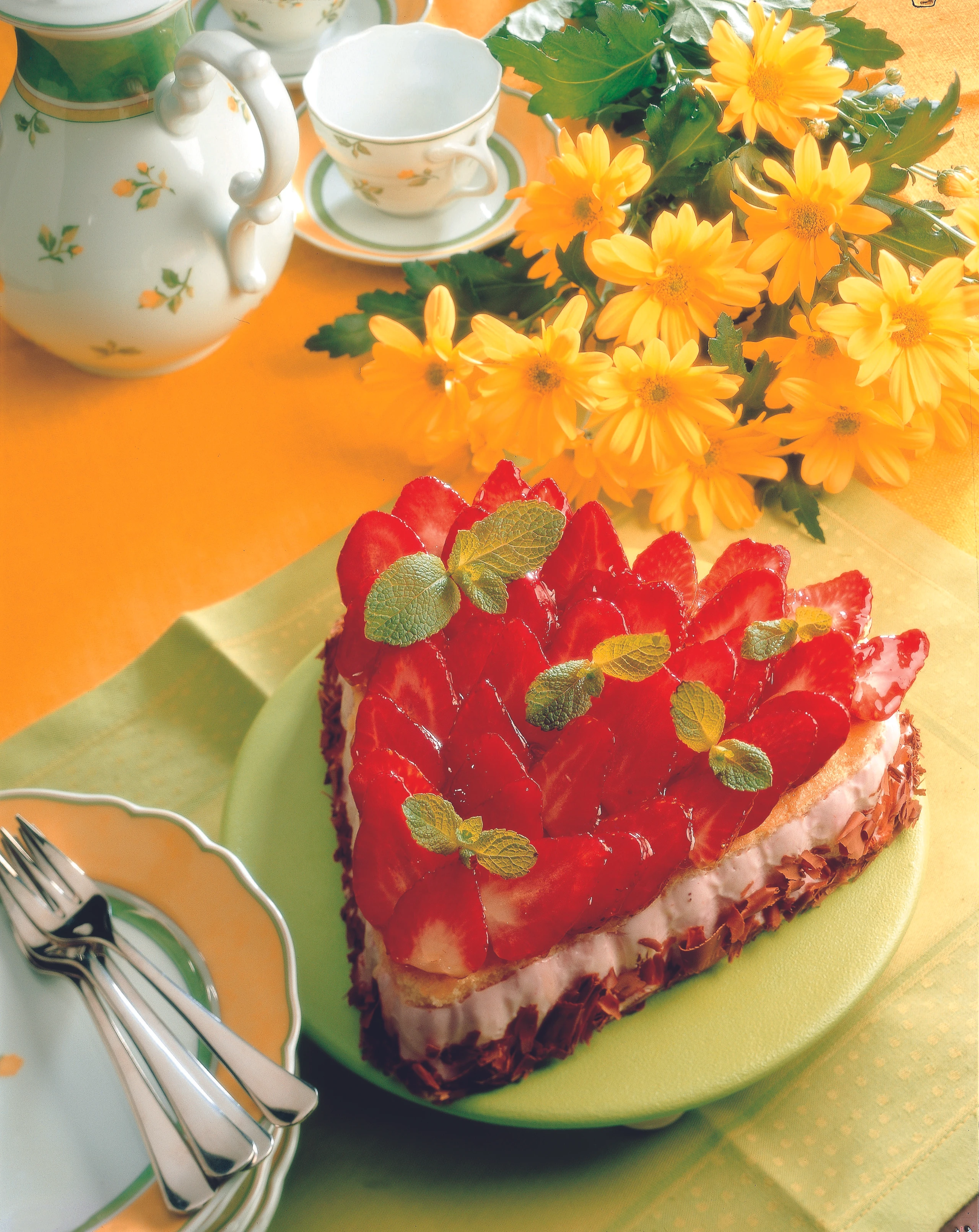 Biskuit-Herz mit Rhabarbercreme