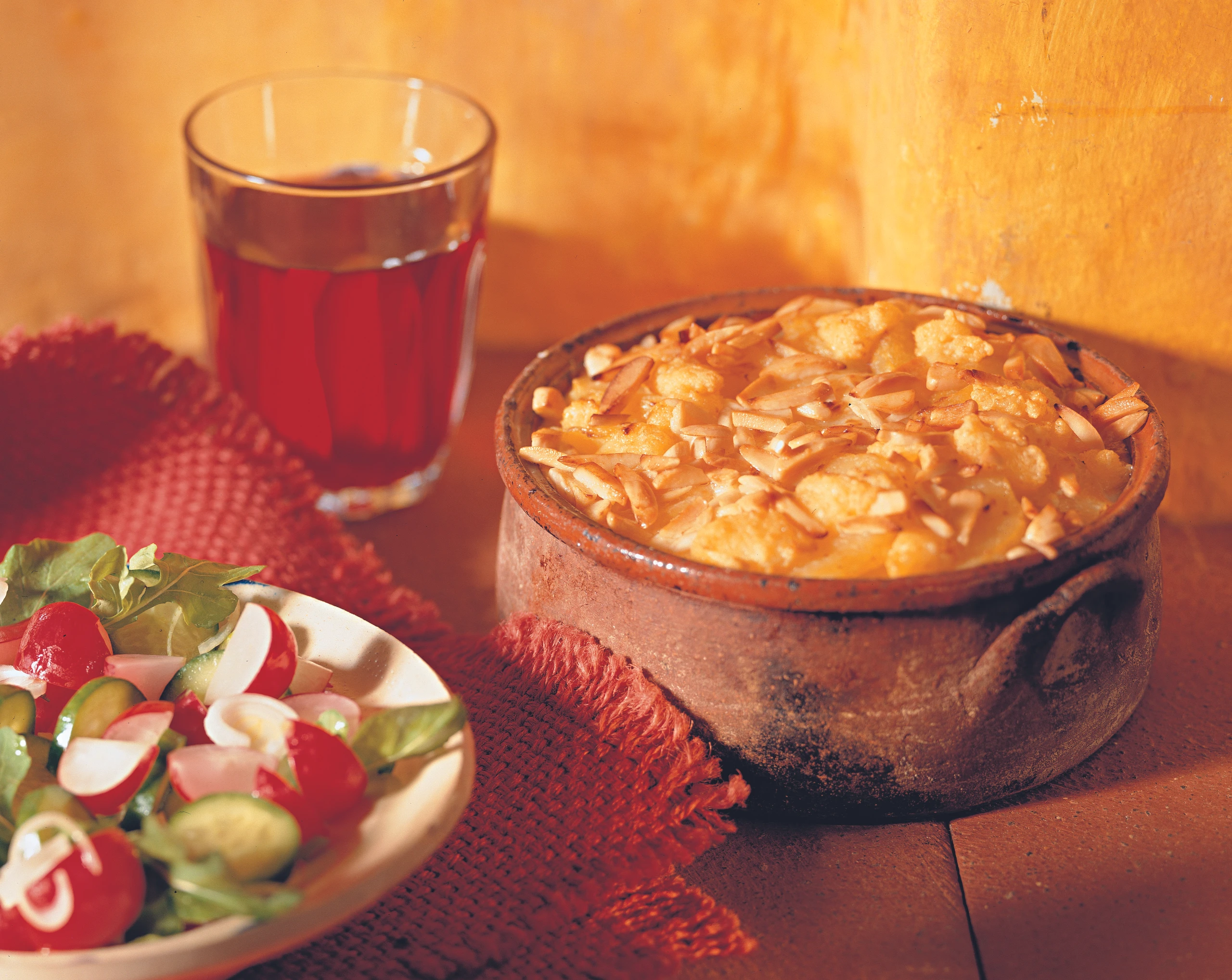 Erdäpfel-Mandel-Gratin mit Radieschensalat