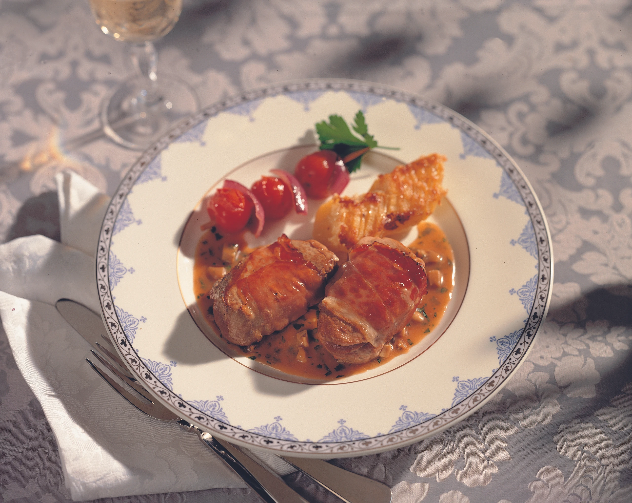 Schweinsmedaillons mit Rohschinken mit Paradeiser-Zwiebel-Spießchen