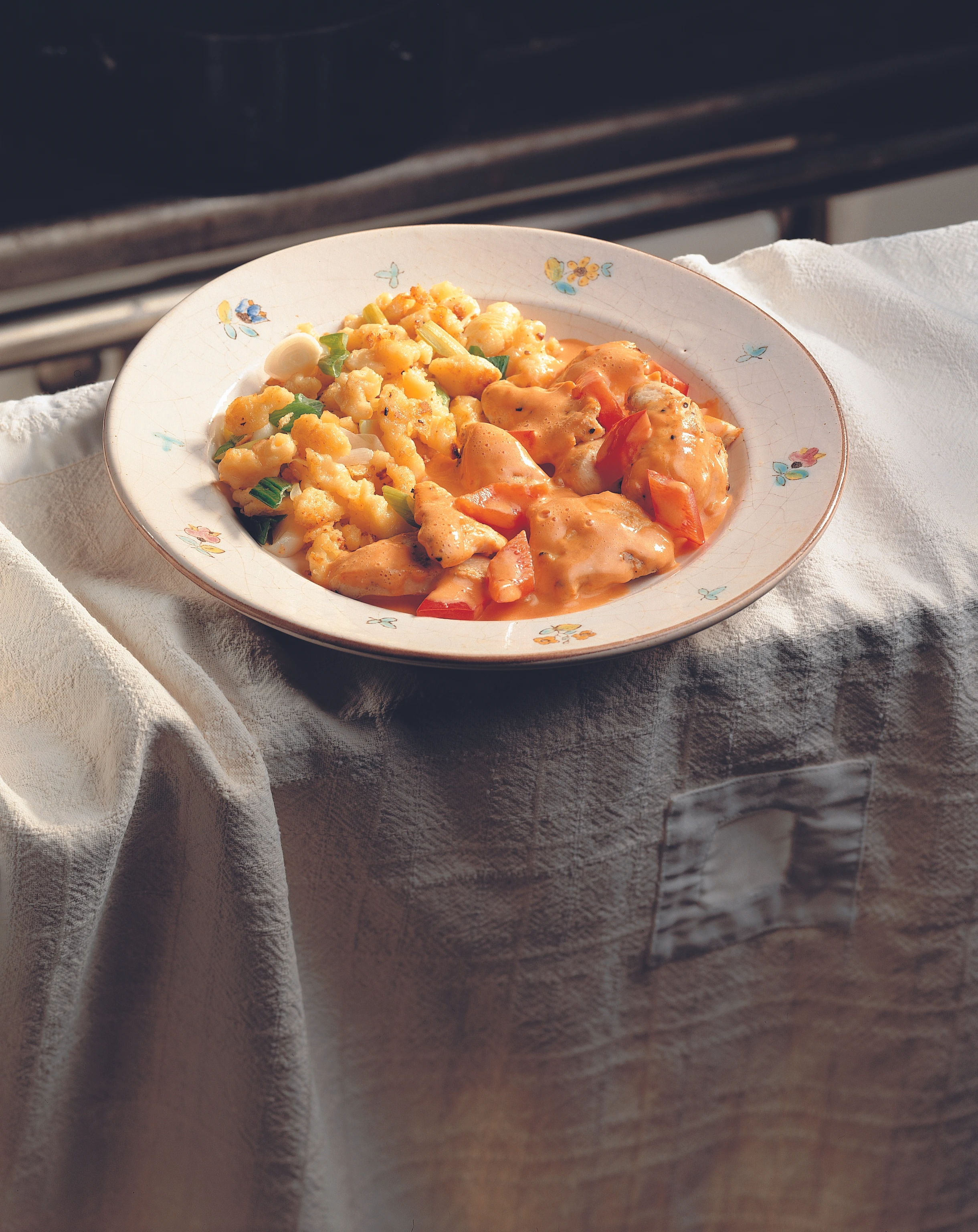 Hühnergeschnetzeltes mit Paprikasauce und Rahm-Lauch-Nockerln