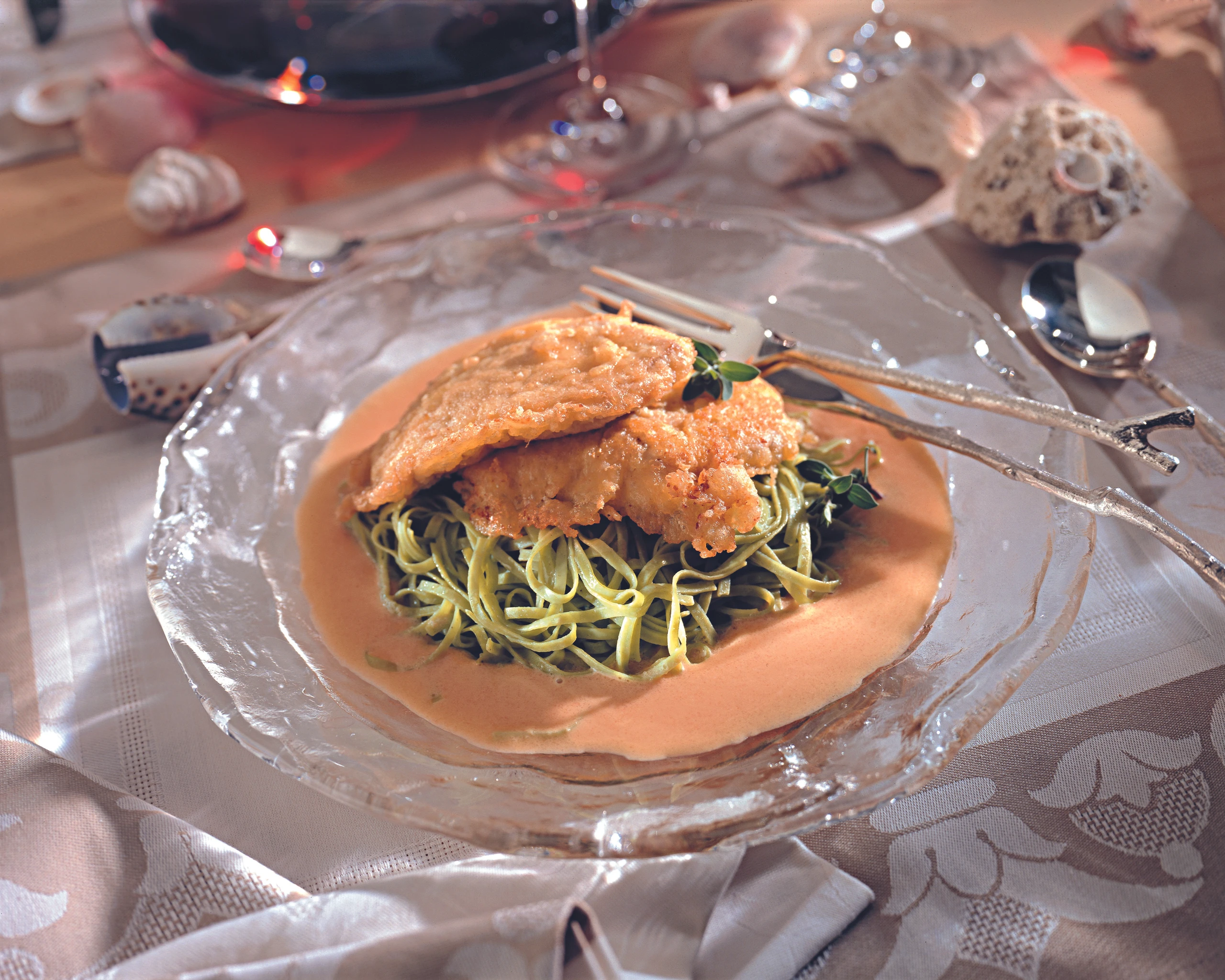 Kalbsschnitzel in Käsepanier auf Paradeissauce