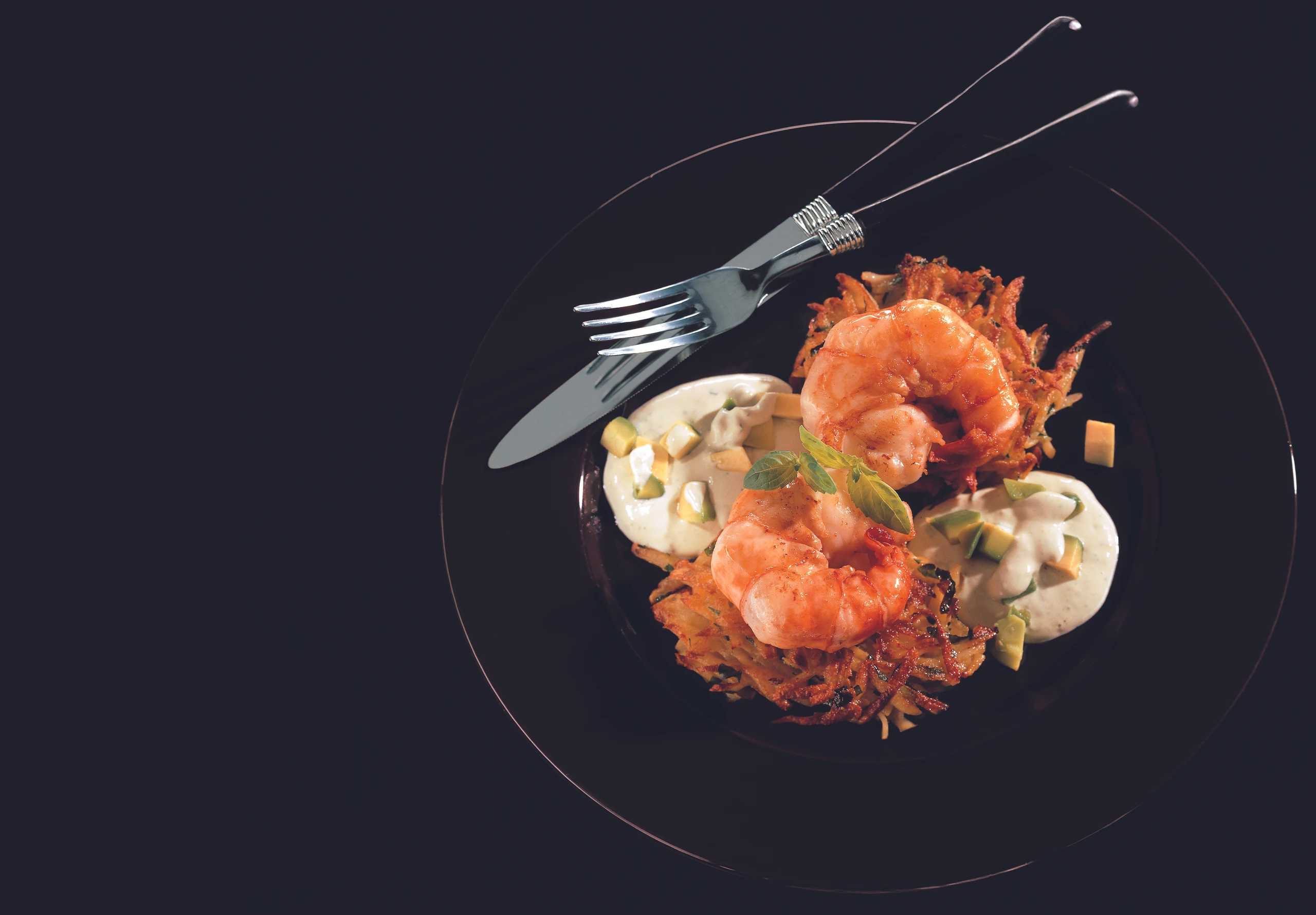 Riesengarnelen mit Erdäpfelpuffern und Avocadosauce