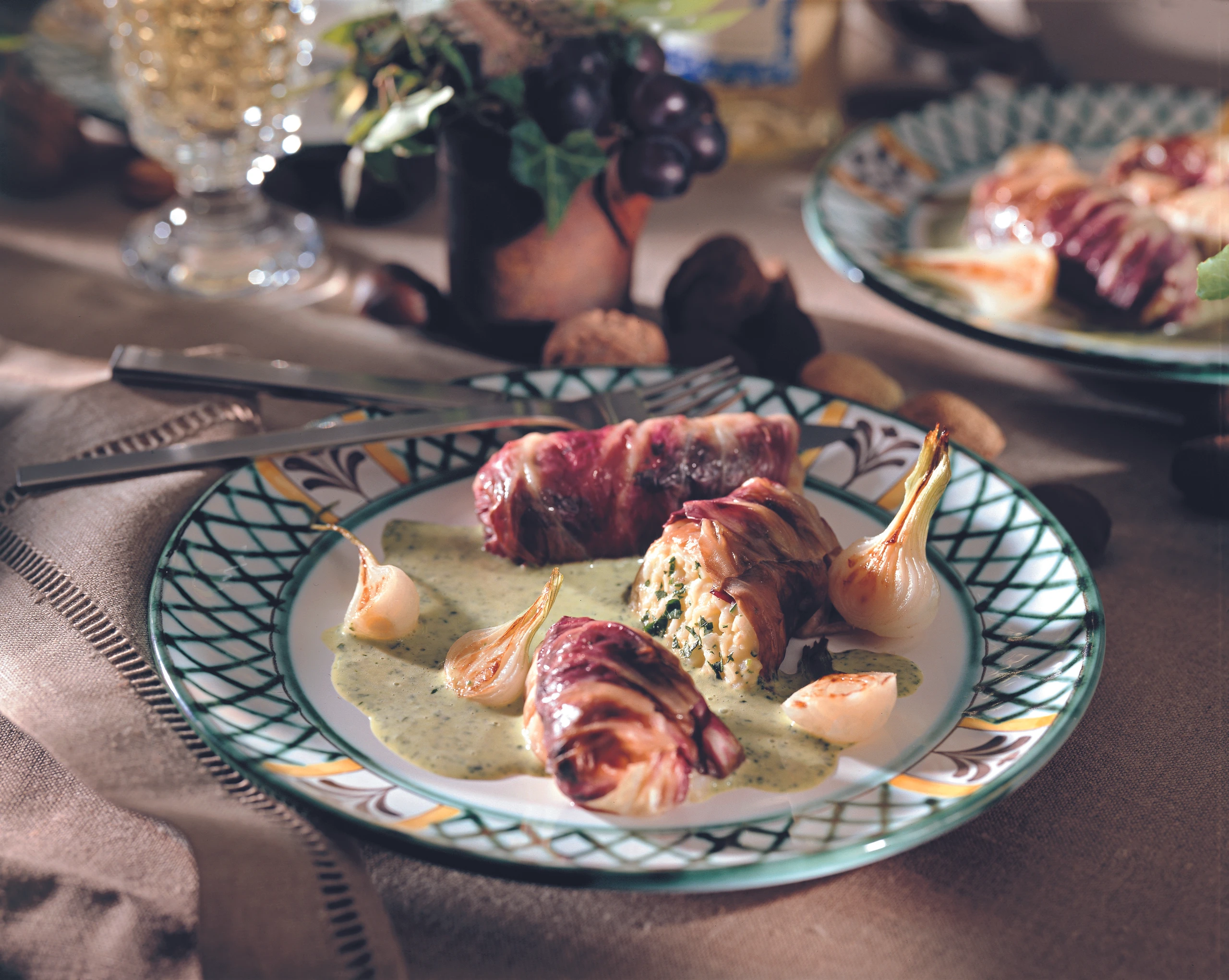 Radicchio-Reisröllchen mit Spinatsauce und Jungzwiebeln
