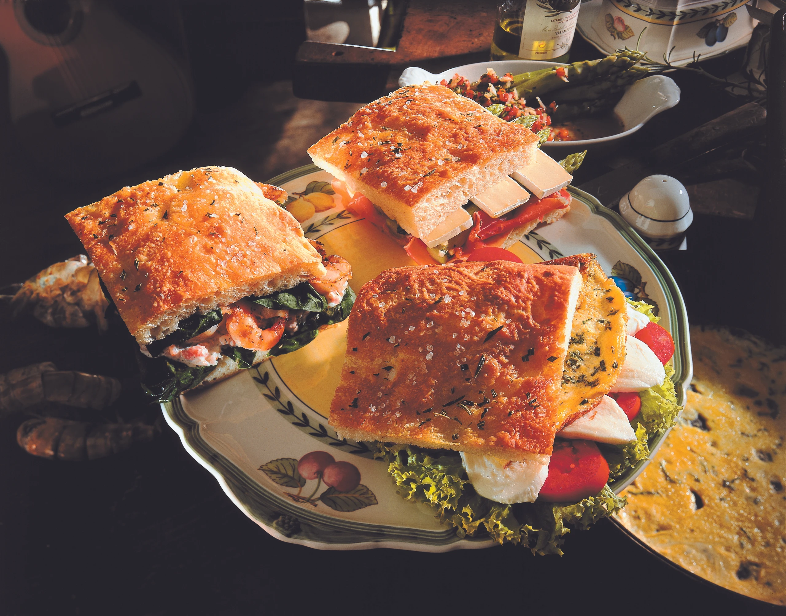 Focaccia-Sandwich mit Shrimps und Spargel