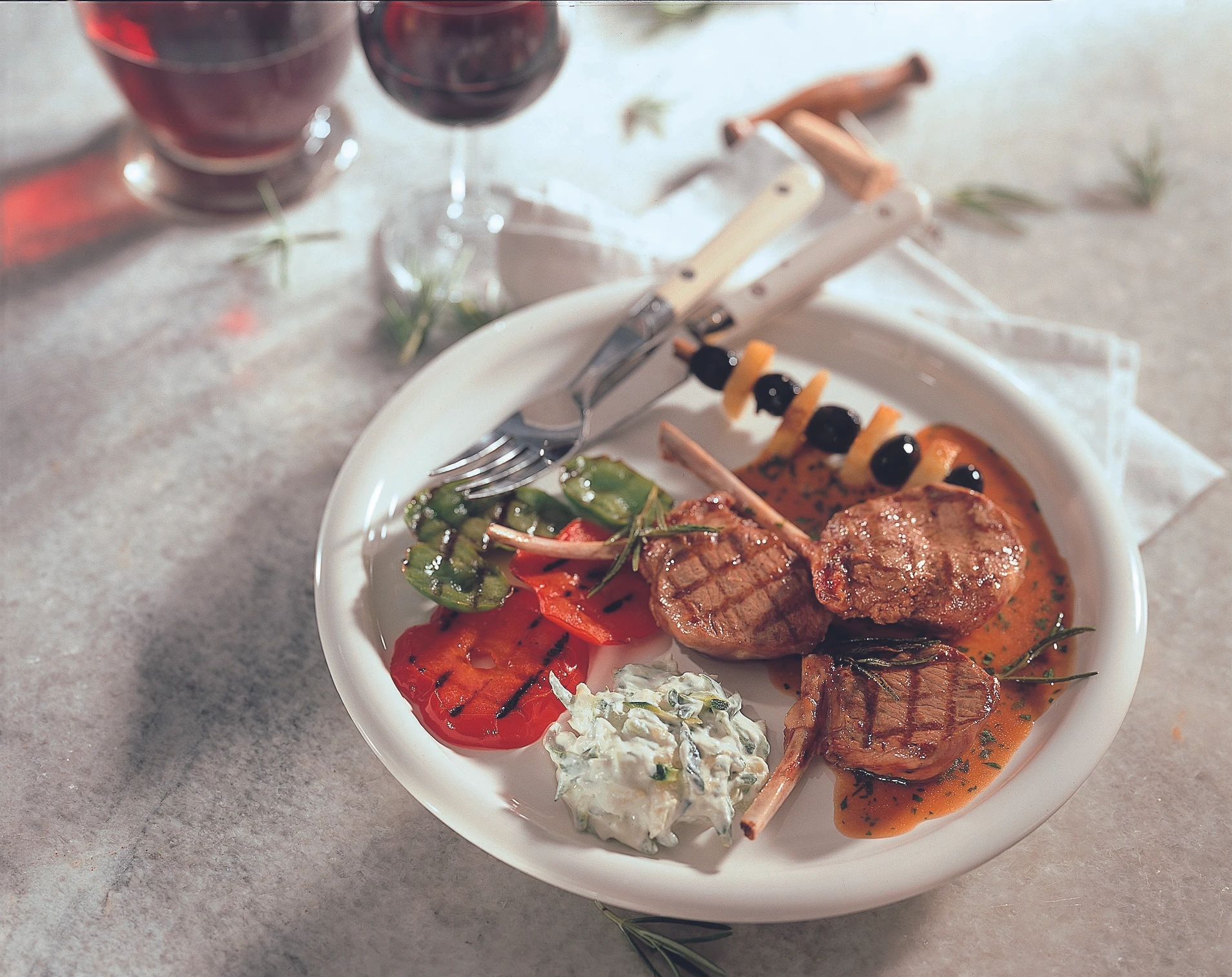 Gegrillte Lammkoteletts mit Zucchini-Tsatsiki
