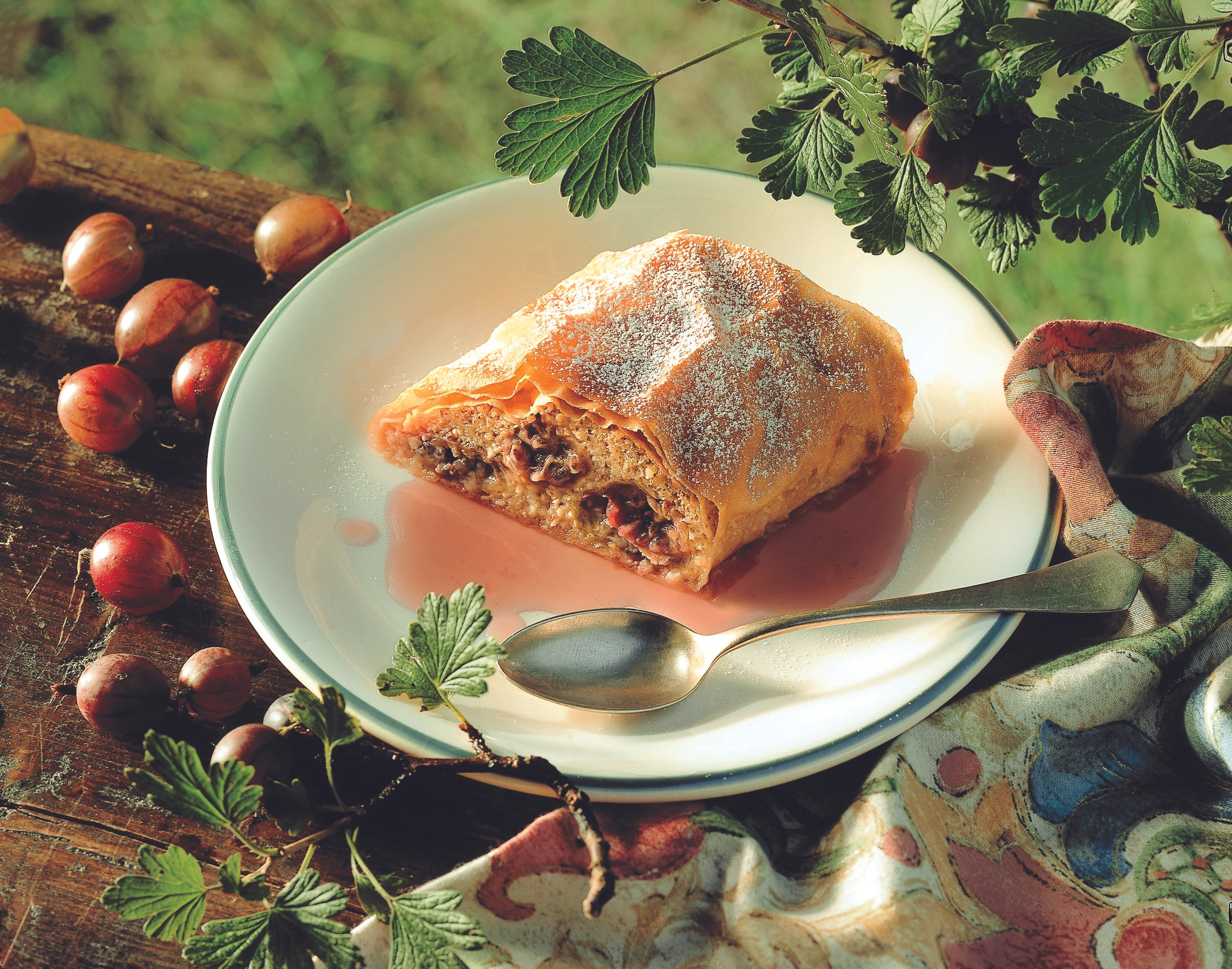 Stachelbeerstrudel mit selbstgemachtem Strudelteig
