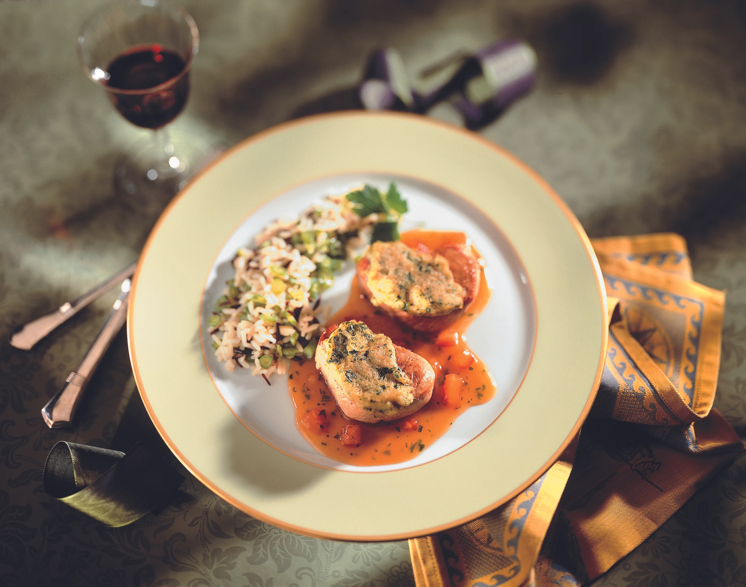 Schweinsmedaillons mit Olivenkruste und Paradeisfond