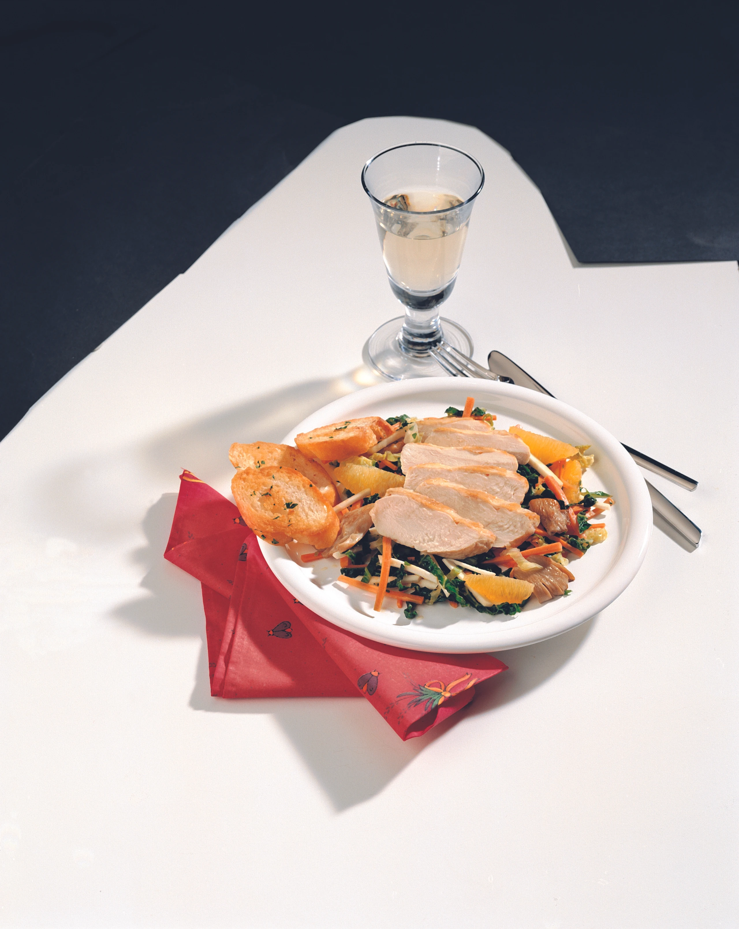 Gebratene Hühnerbrust mit Gemüse-Orangen-Salat