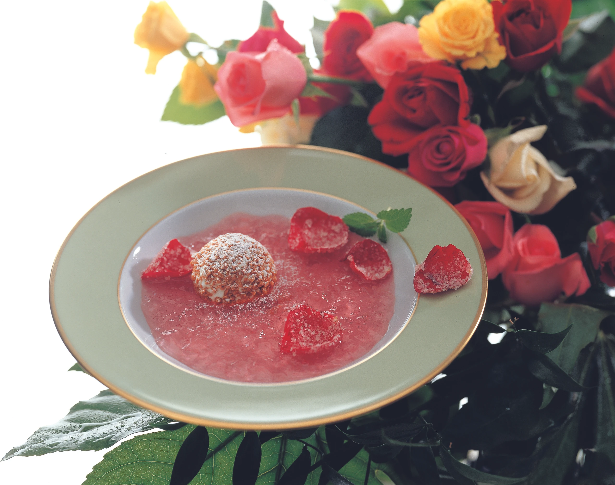 Rosensüppchen mit Topfeneis-Knödeln