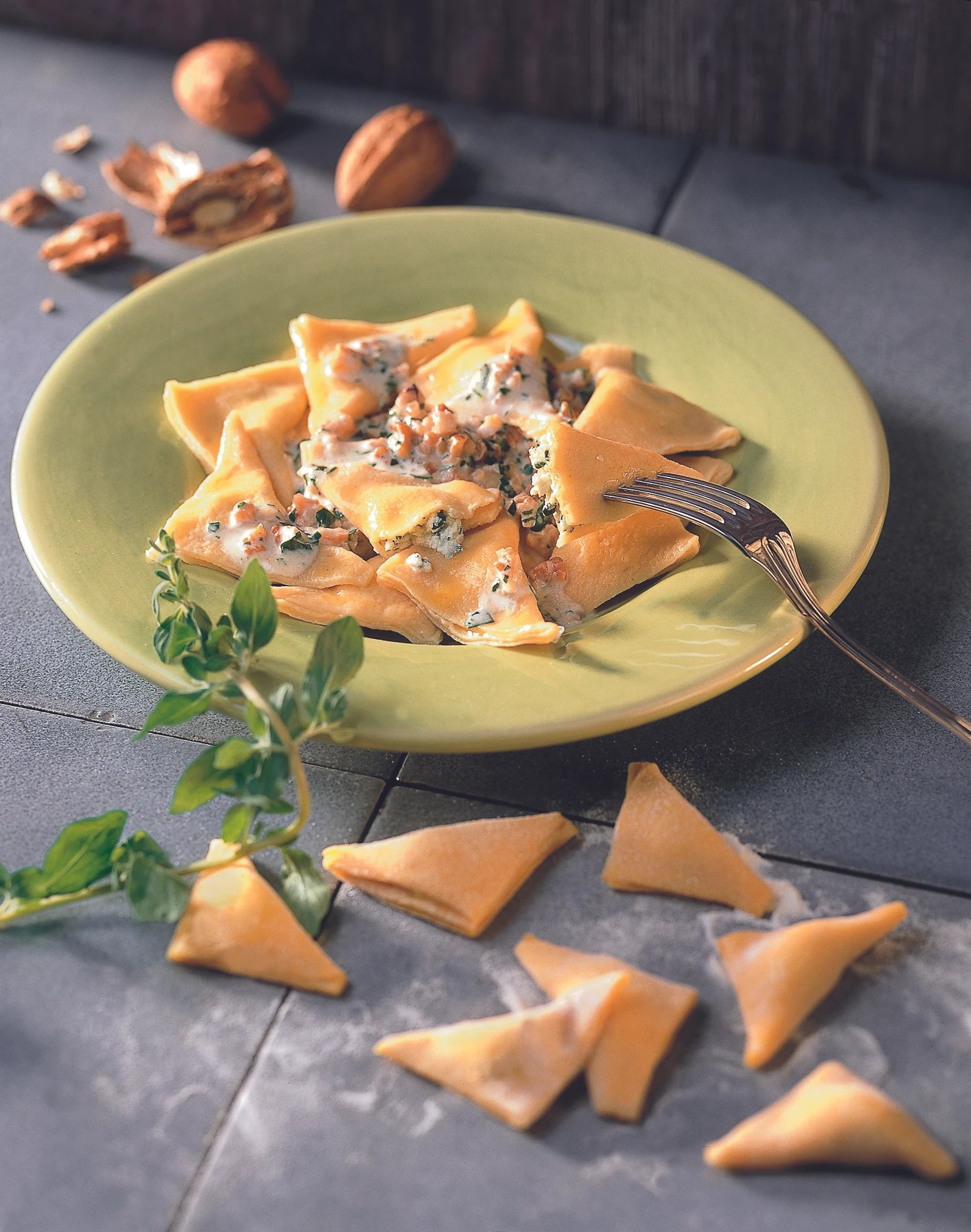 Pansoti mit Kräuter-Ricottafülle und Walnuss-Sauce