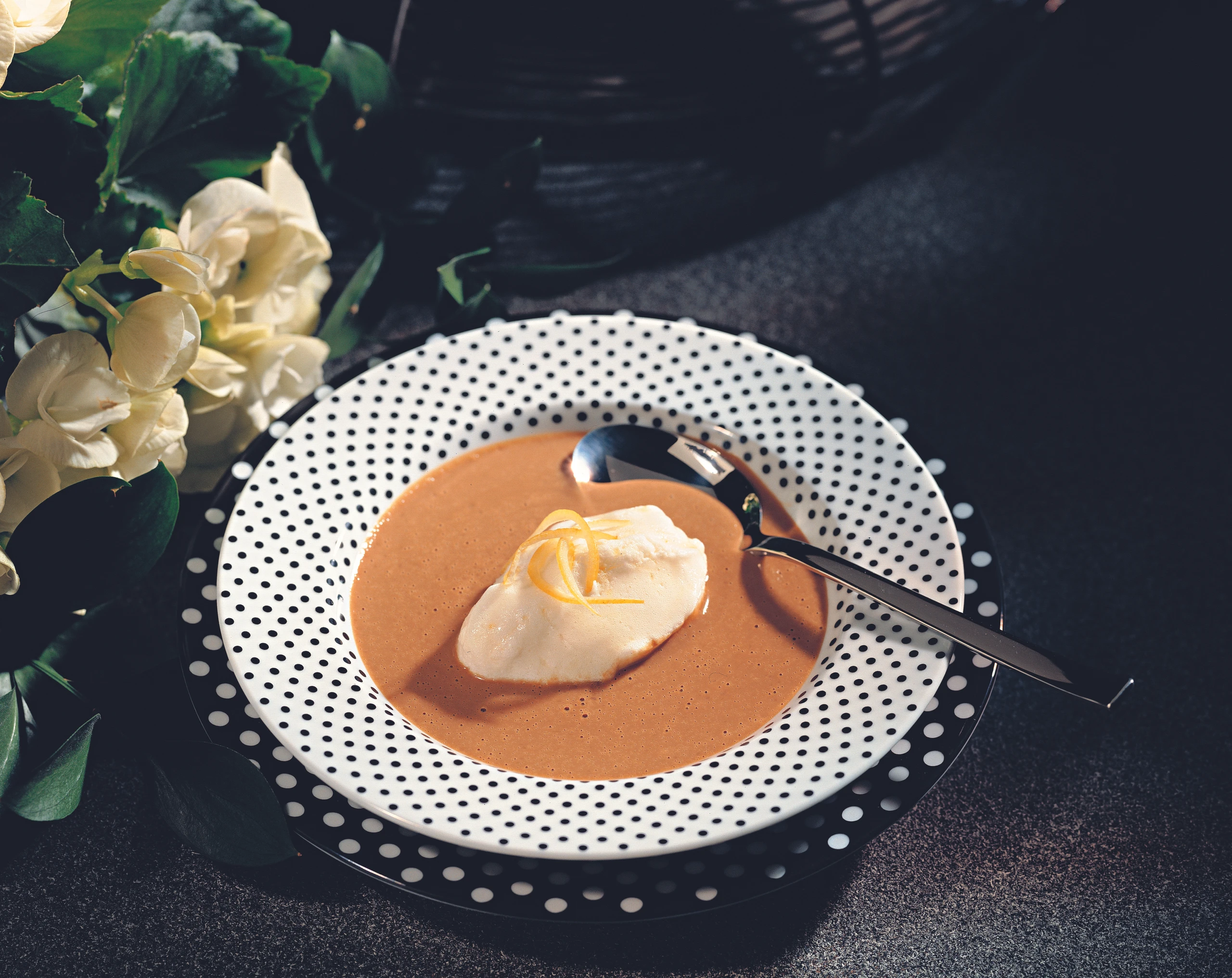 Schneenockerl mit Mokkasauce