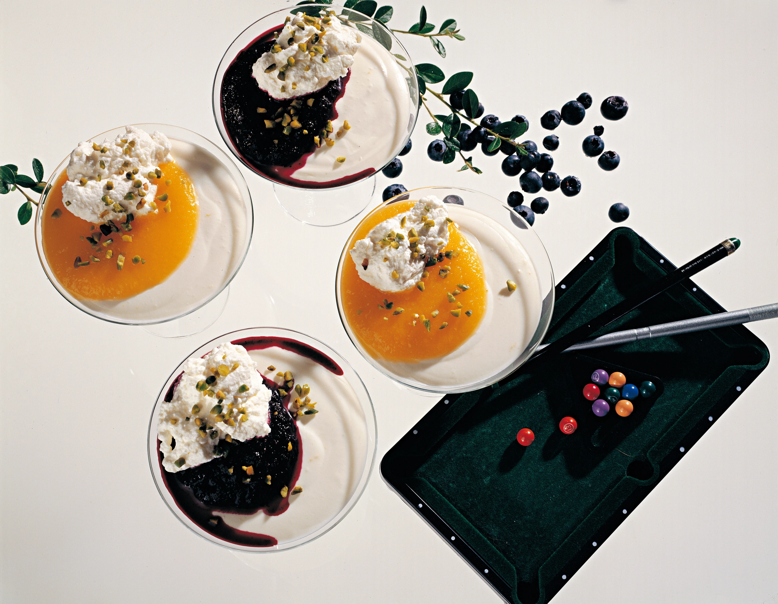 Topfencreme mit Pfirsich- und Heidelbeermark