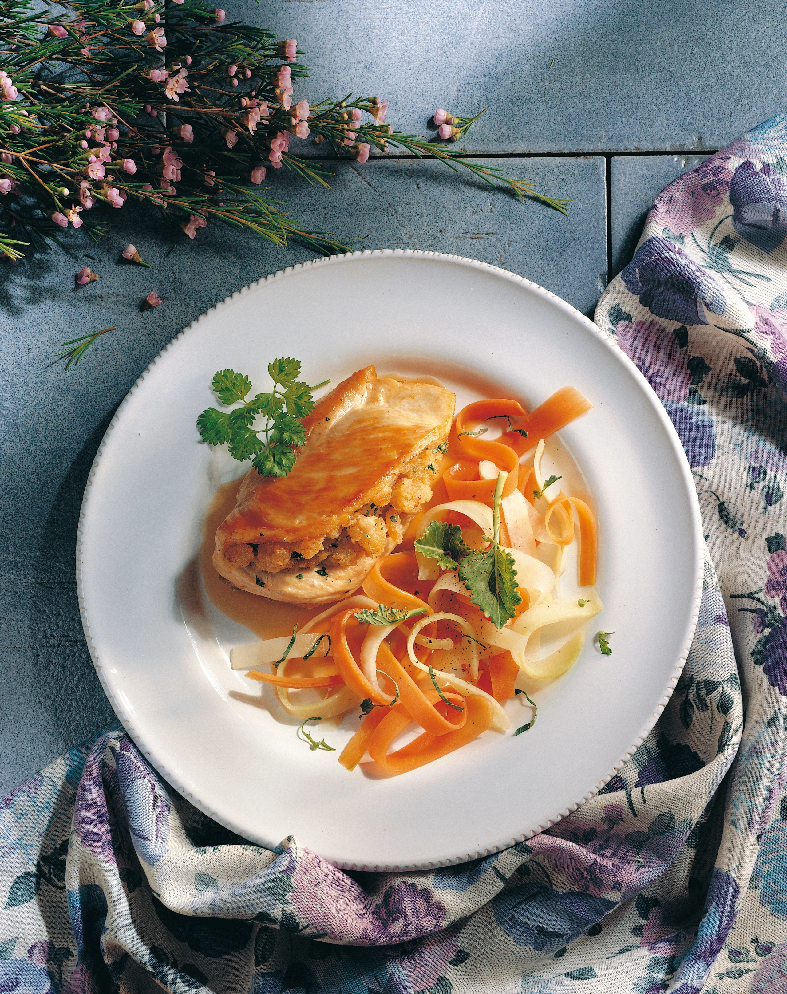 Gefüllte Hühnerbrust mit Karotten-Kohlrabi-Gemüse