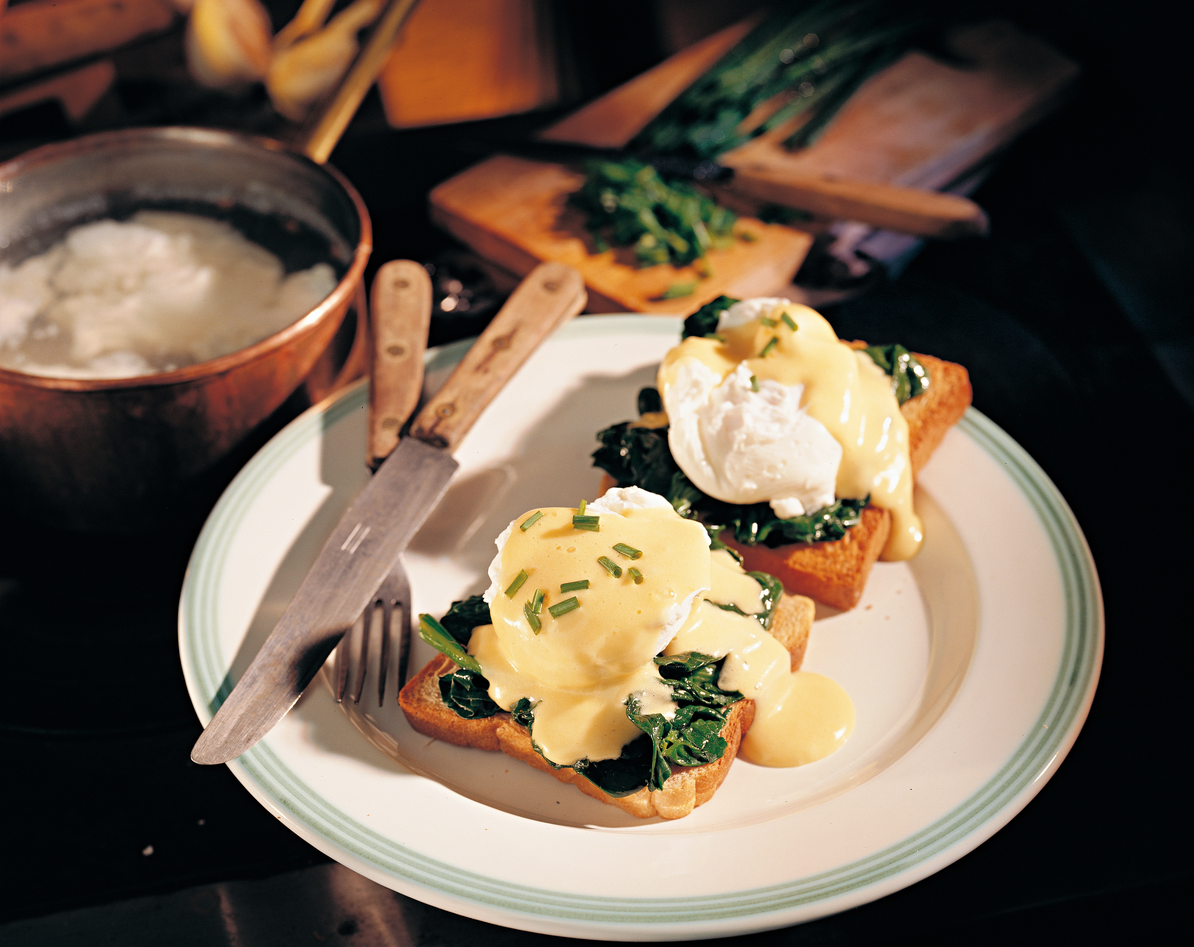 Pochierte Eier auf Blattspinat mit Sauce hollandaise • Rezept