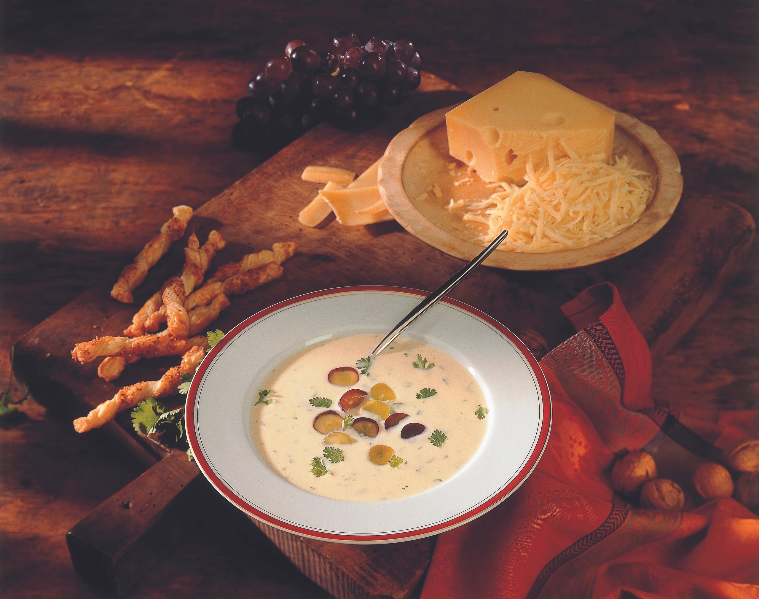 Käsesuppe mit Koriander und Trauben