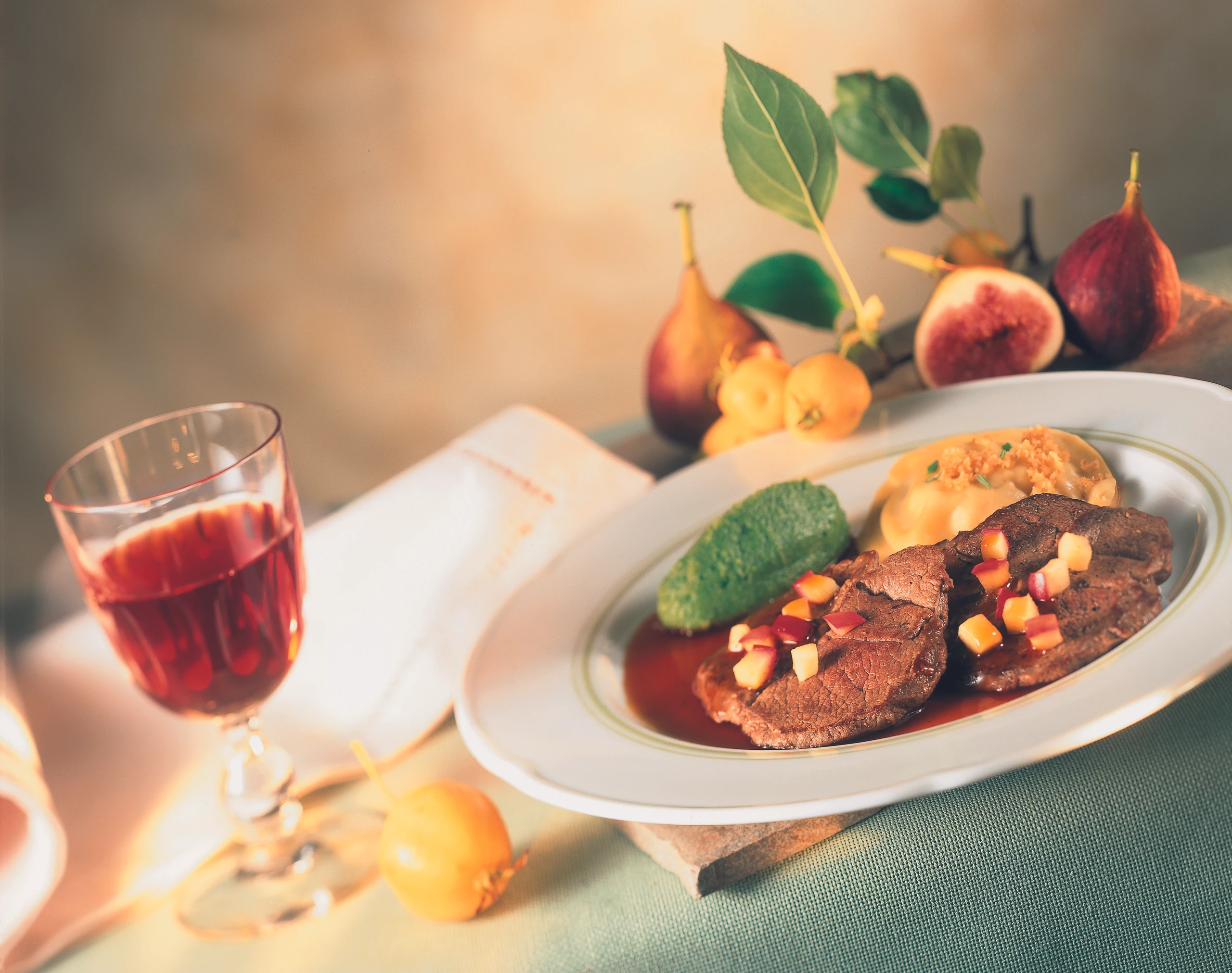 Rehschnitzerl mit Rotwein-Balsamsauce, Brokkolipüree und Ravioli