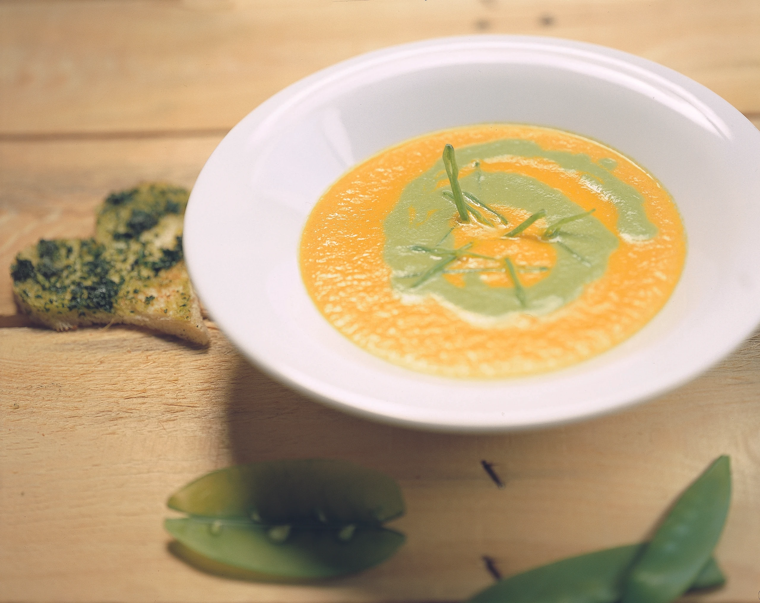 Karottensuppe mit Erbsenpüree und Kräutertoast