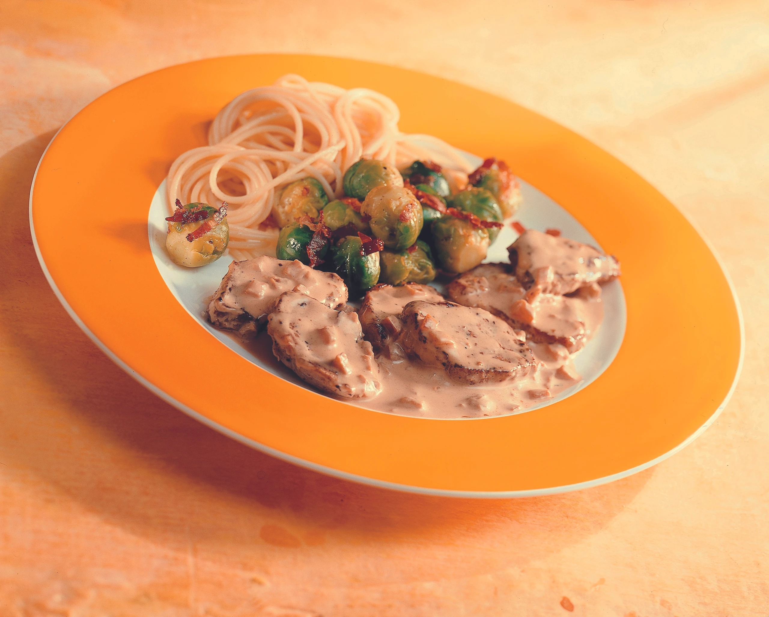 Schweinsgeschnetzeltes mit Zwiebelsauce und Speck-Kohlsprossen