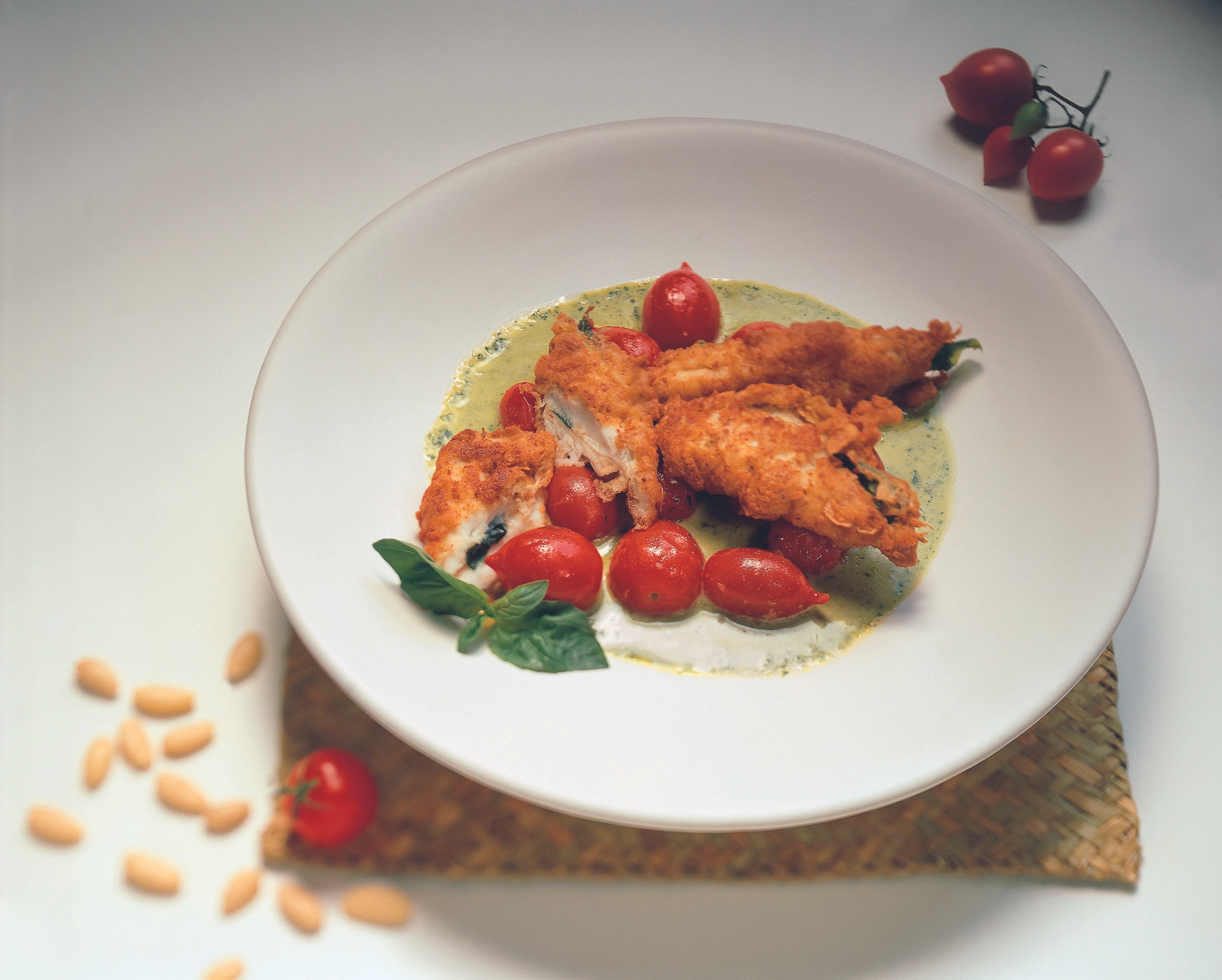 Schollenfilets in der Mandelhülle mit Basilikumsauce