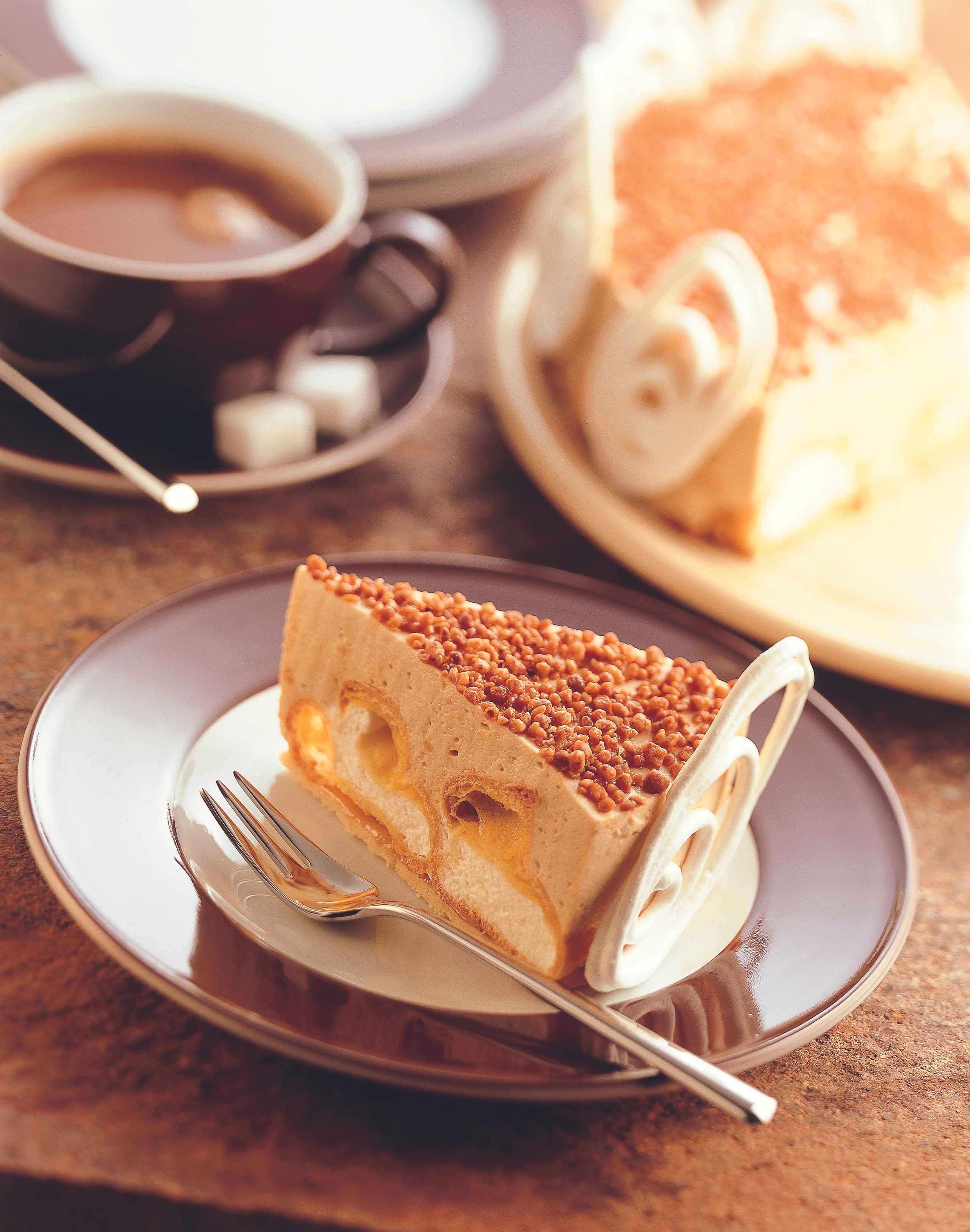 Kaffeecreme-Torte mit Brandteigkrapferln