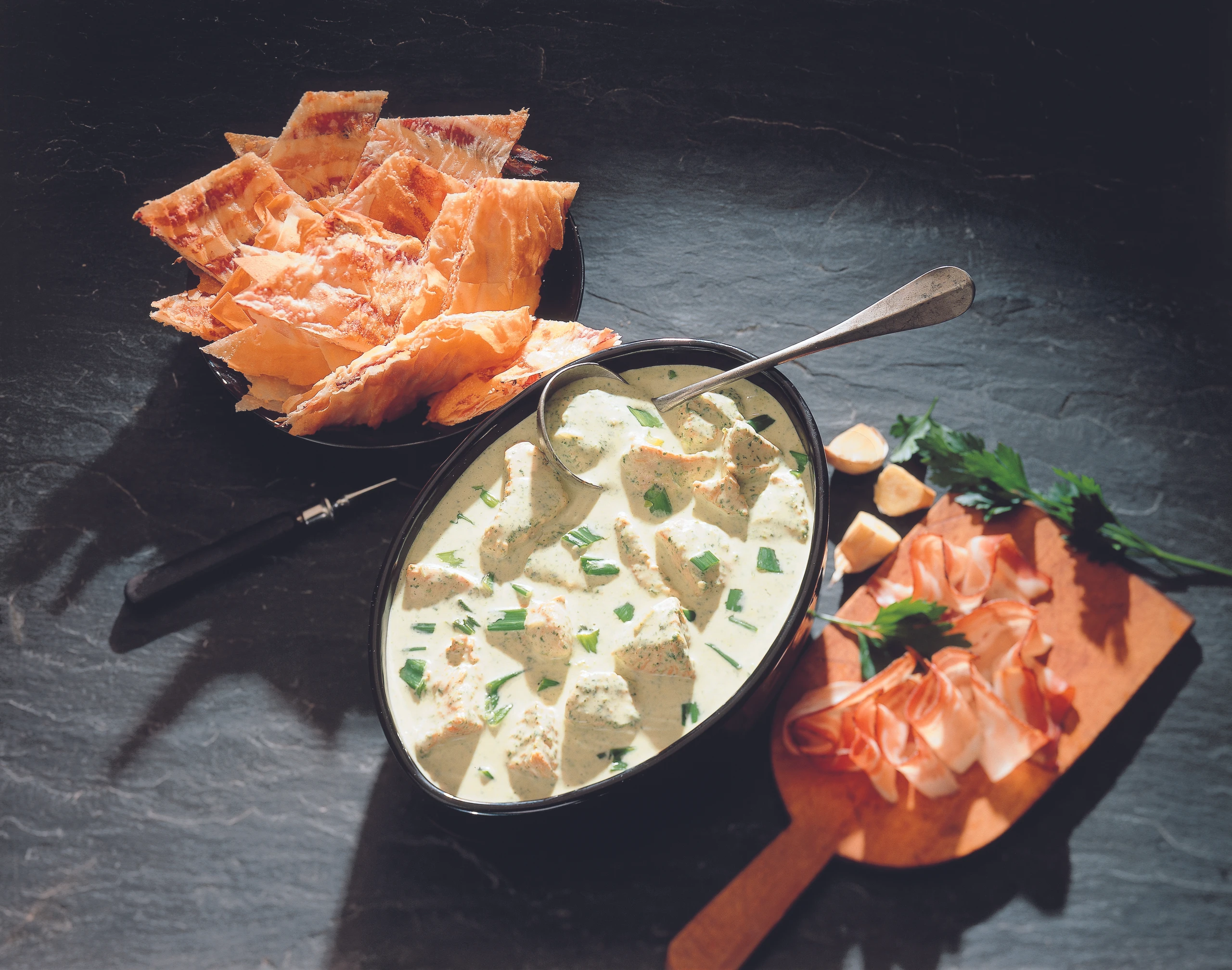 Putenragout mit Petersil und Speck-Cräckern