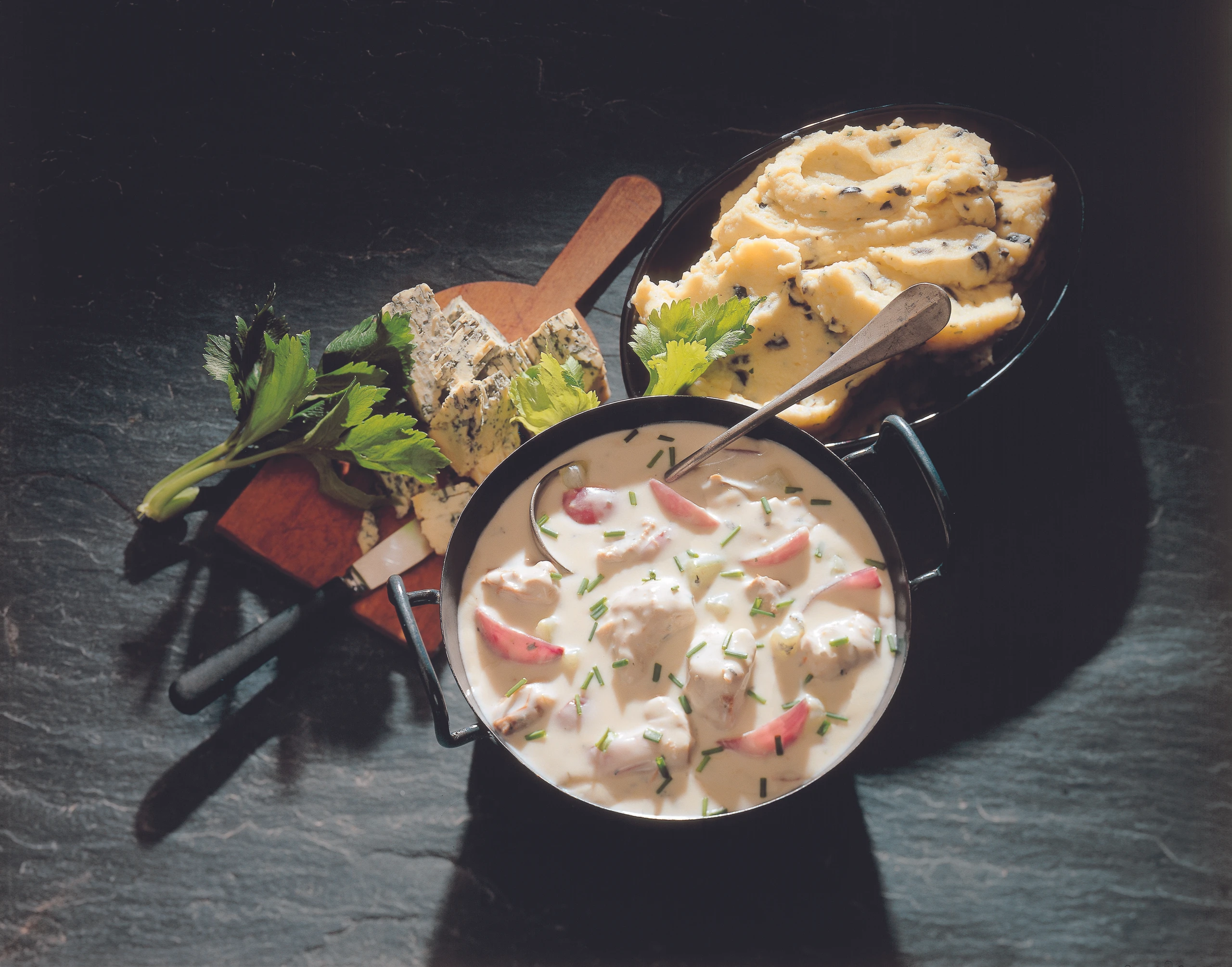 Schweinsragout mit Blauschimmelkäsesauce und Oliven-Selleriepüree