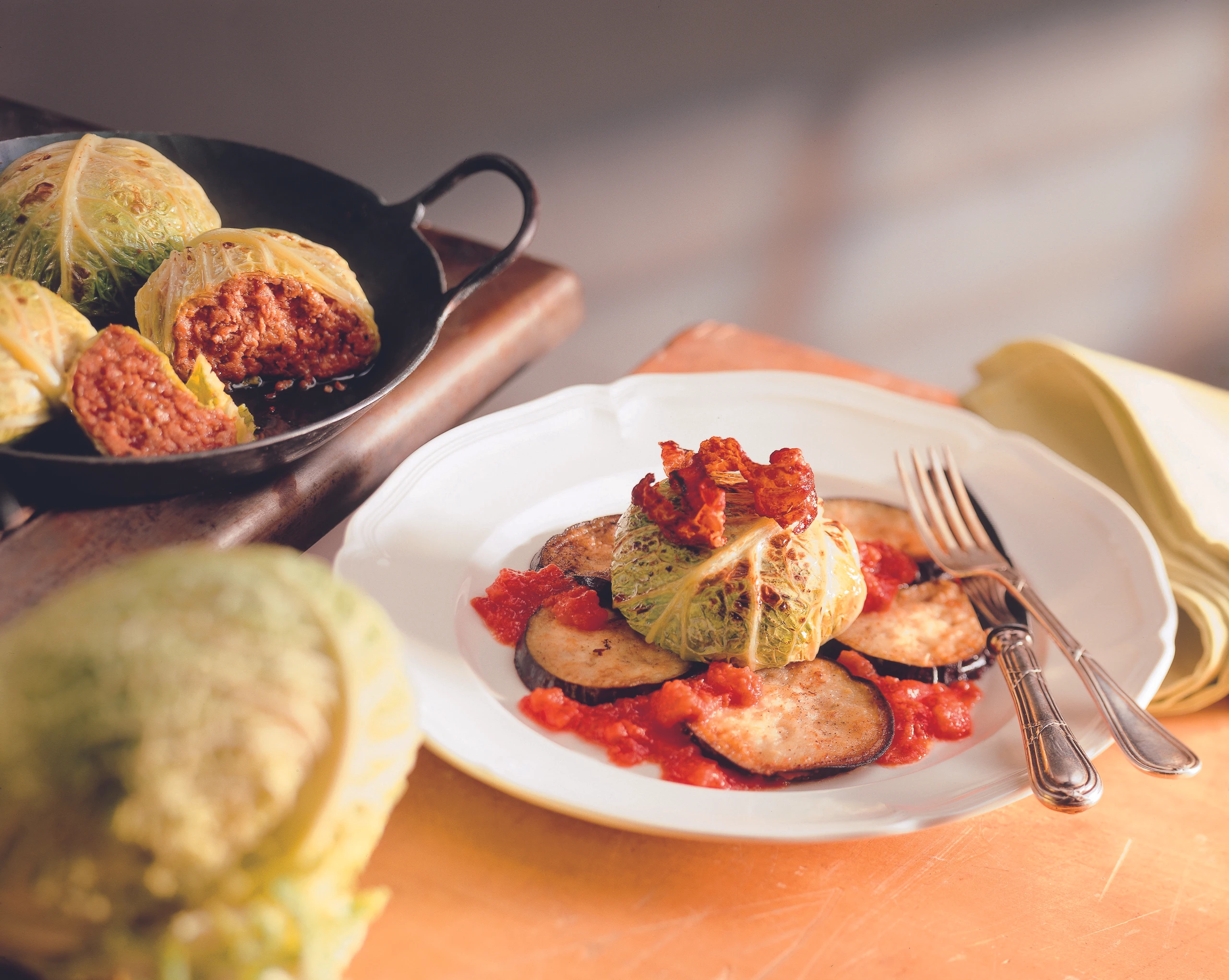 Kohlkugeln mit Lammfülle und Melanzani